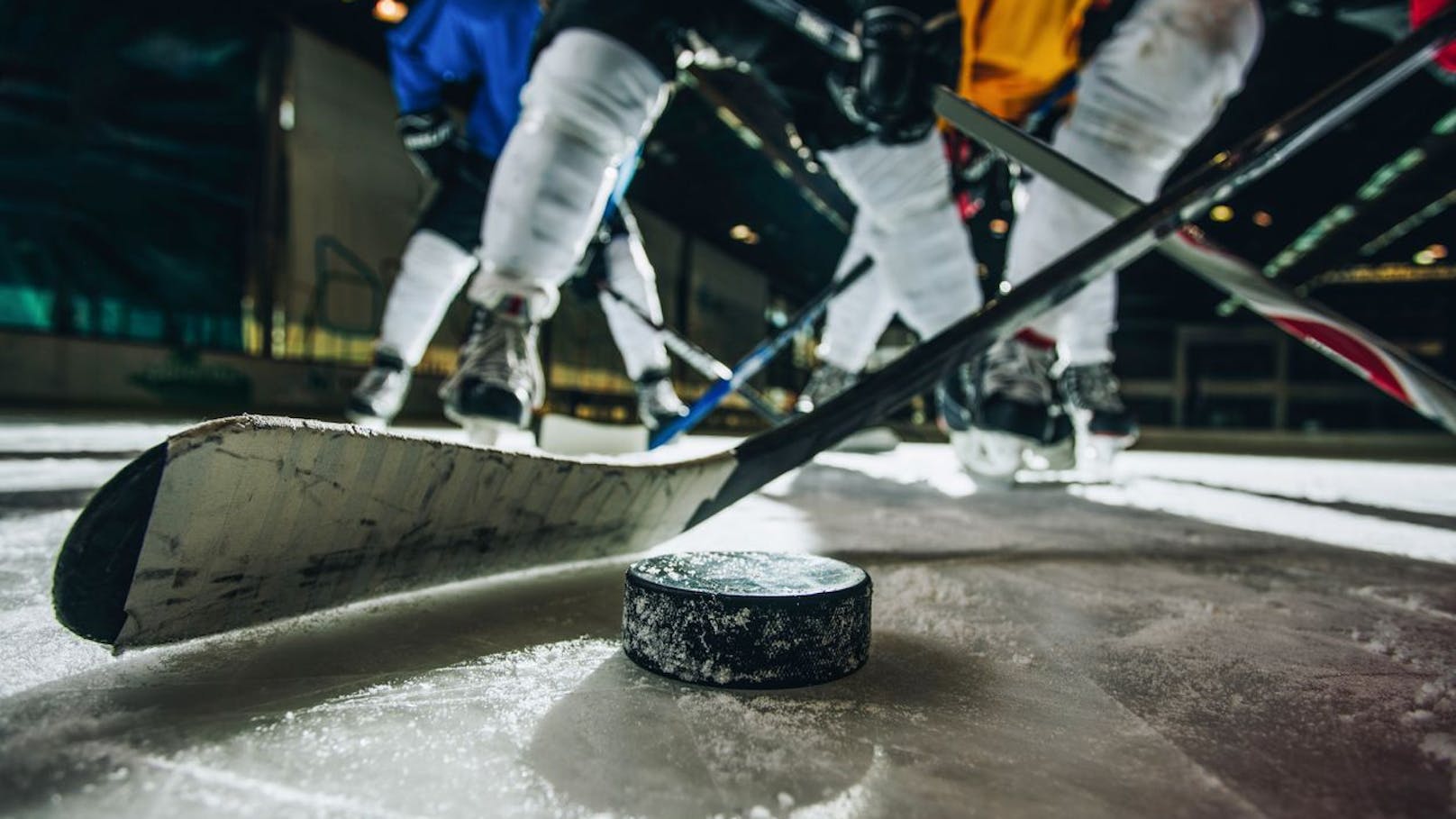 Eishockey-Spieler haut Zuschauer Schläger auf den Kopf