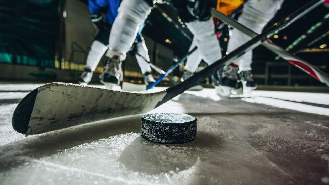 Nahaufnahme eines Eishockey-Pucks während eines Spiels (Symbolbild)