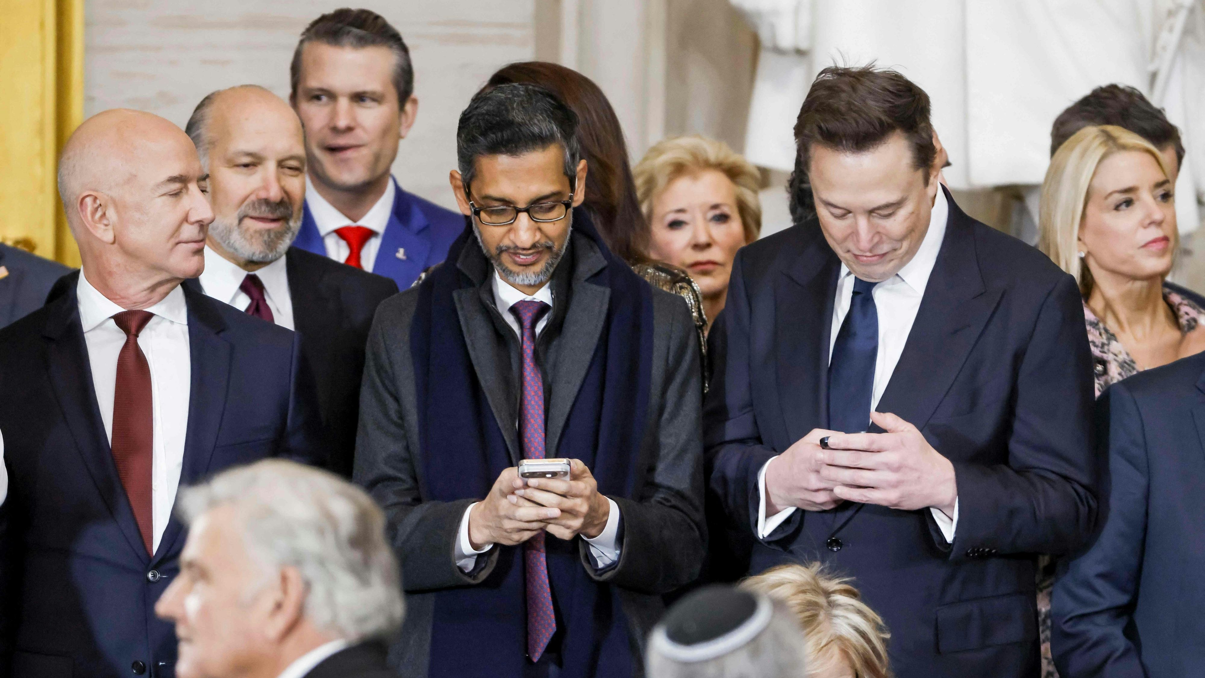 Jeff Bezos (Amazon), Sundar Pichai (Alphabet), Elon Musk (Tesla) bei der Angelobung von Trump