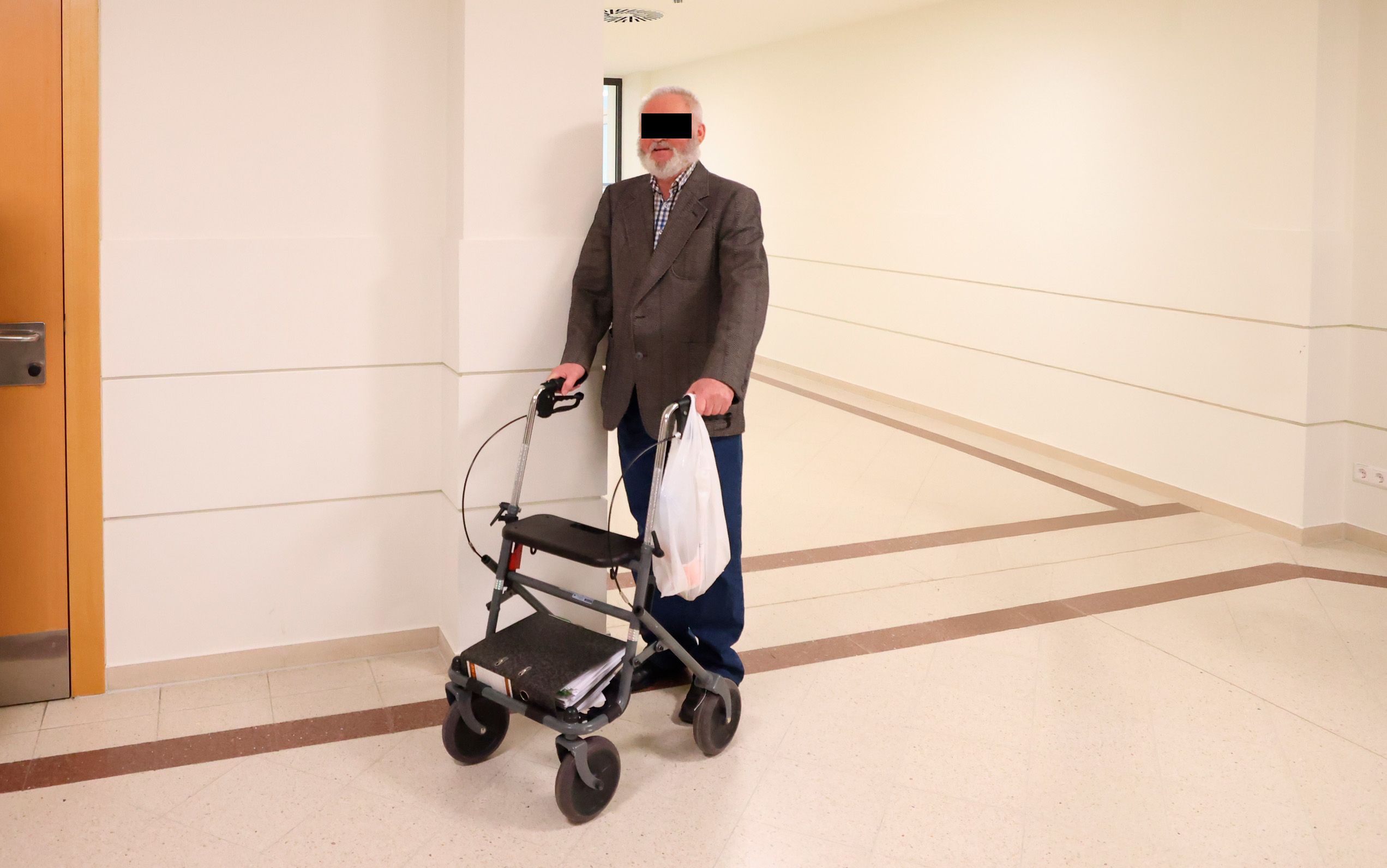 Rollte im Rollator an: Der Angeklagte am Wiener Landesgericht.