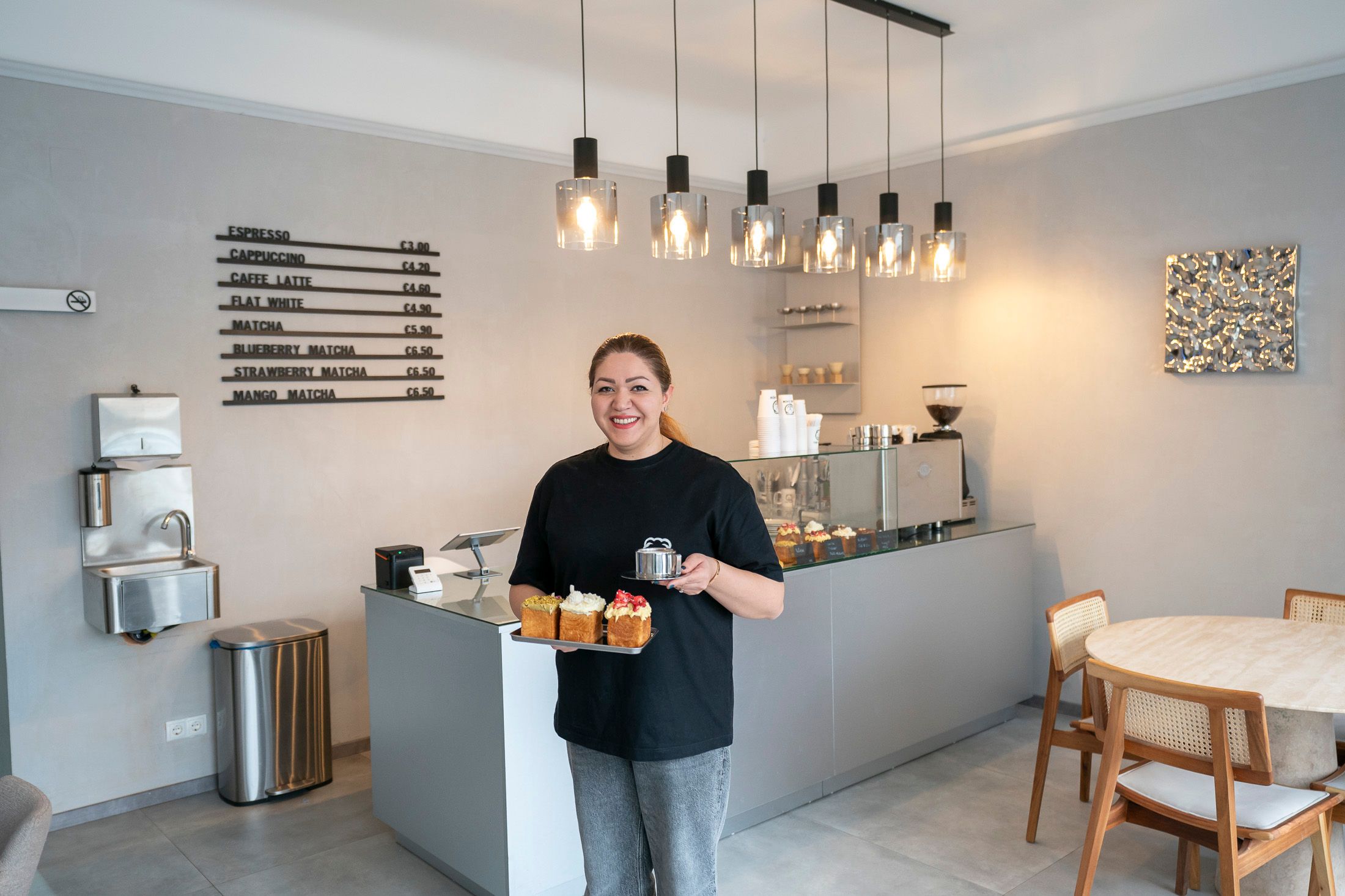 Marjan Asadi (40) ist gelernte Bäckerin, hier mit ihrem Verkaufshit, den eckigen Croissants.