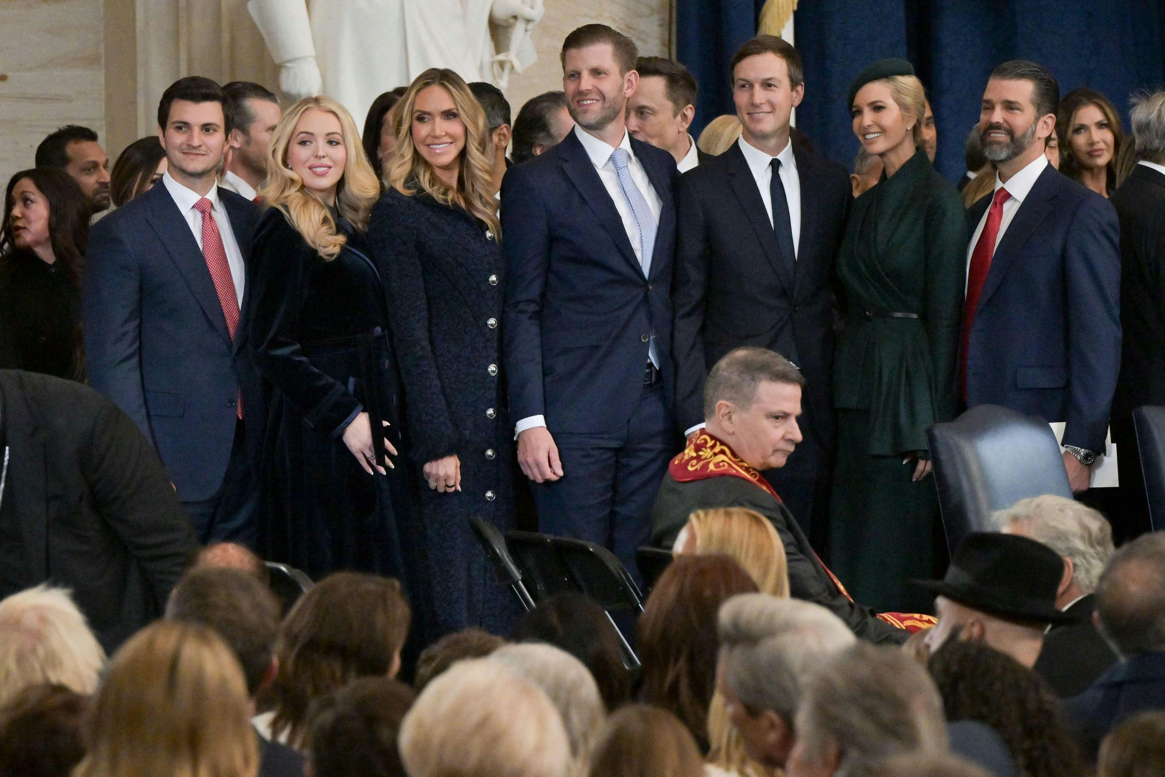 Die Trumps: Michael Boulos mit Ehefrau Tiffany Trump, Lara Trump, Eric Trump, Jared Kushner, Ivanka Trump and Donald Trump Jr. 