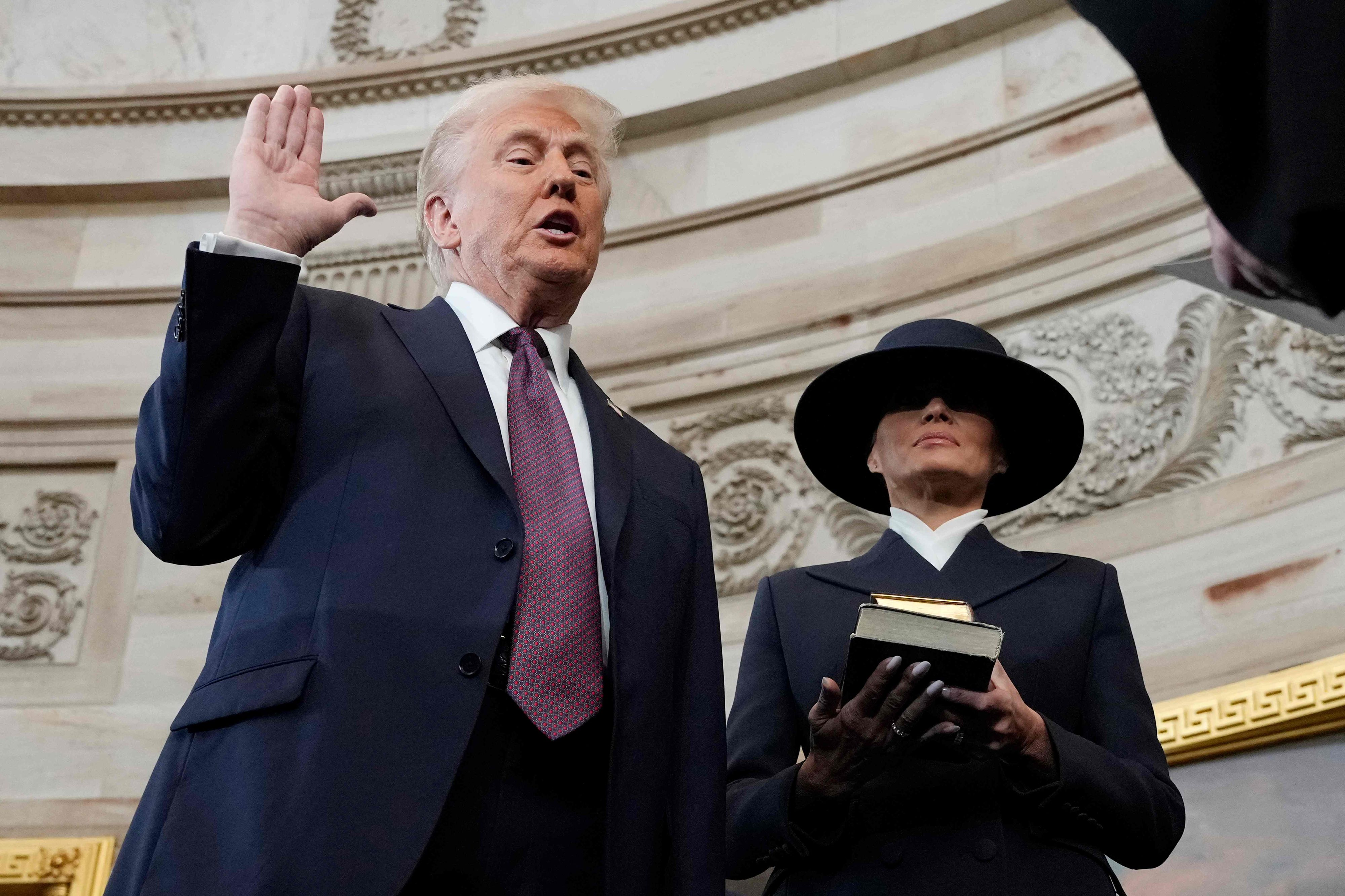 Donald schwört, Melania hält die beiden Bibeln, doppelt hält besser