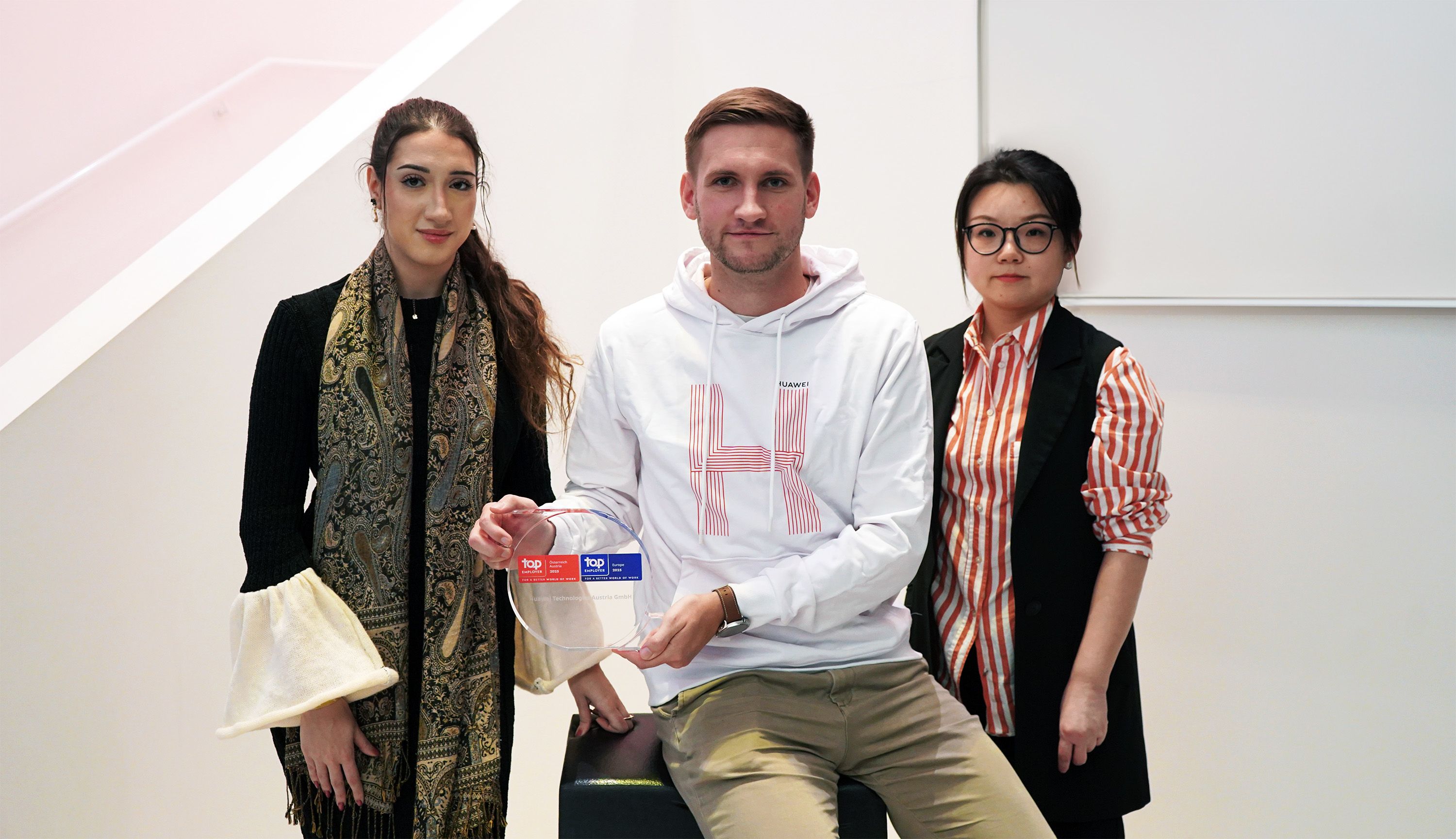 May Elbahgy, Human Resources Generalist, Michael Nowak, Unternehmenssprecher und Hou Yu, Human Resources General Manager, mit dem 