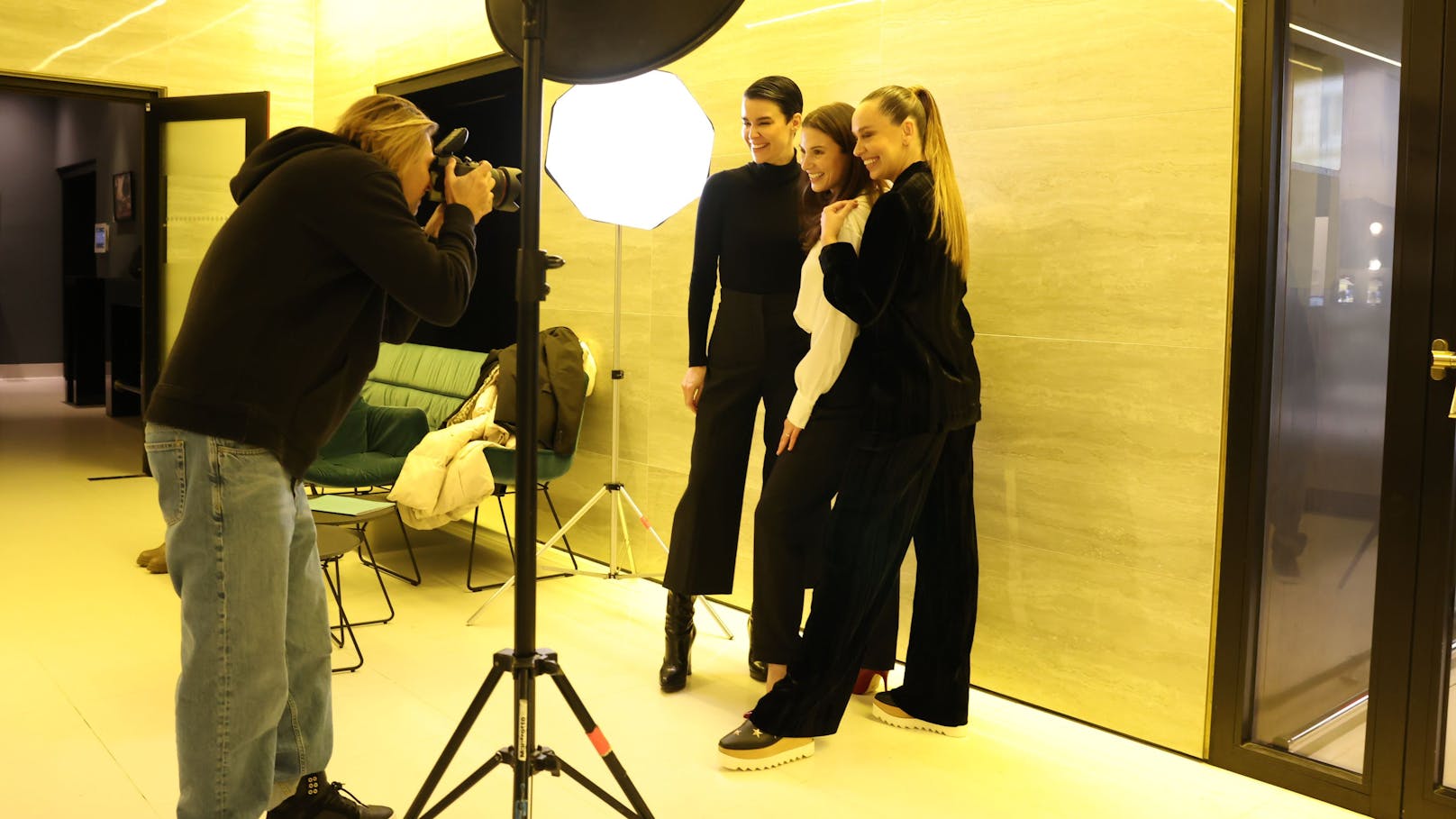 Drei Powerfrauen setzen sich für "Fashion-Check-in" in Szene.