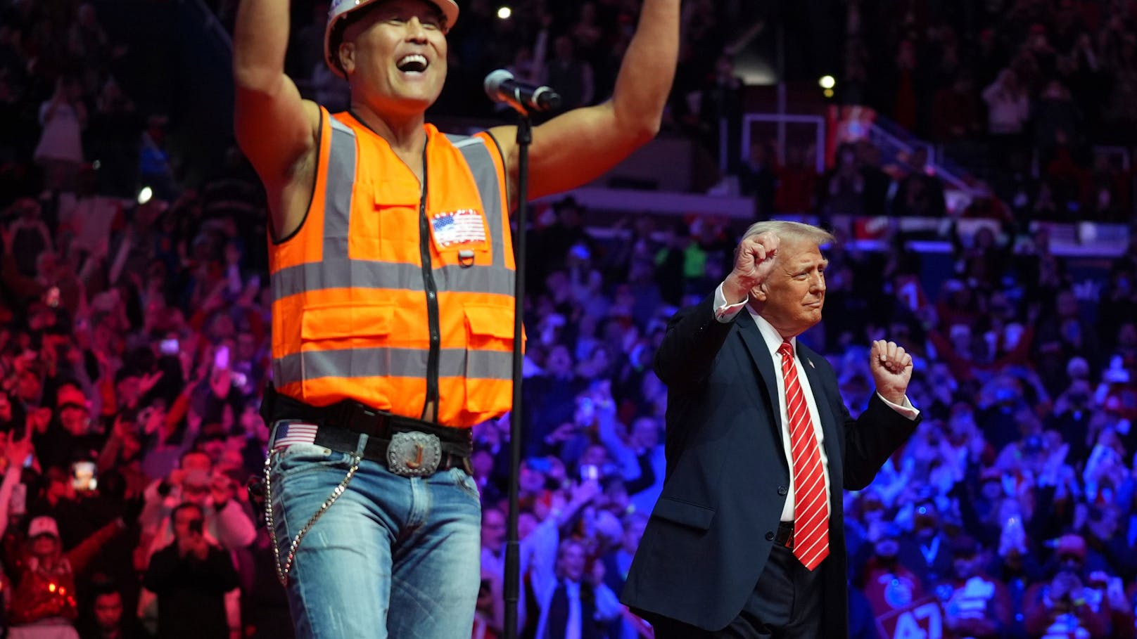 Donald Trump tanzt mit den Village People zu deren Disco-Klassiker "Y.M.C.A."