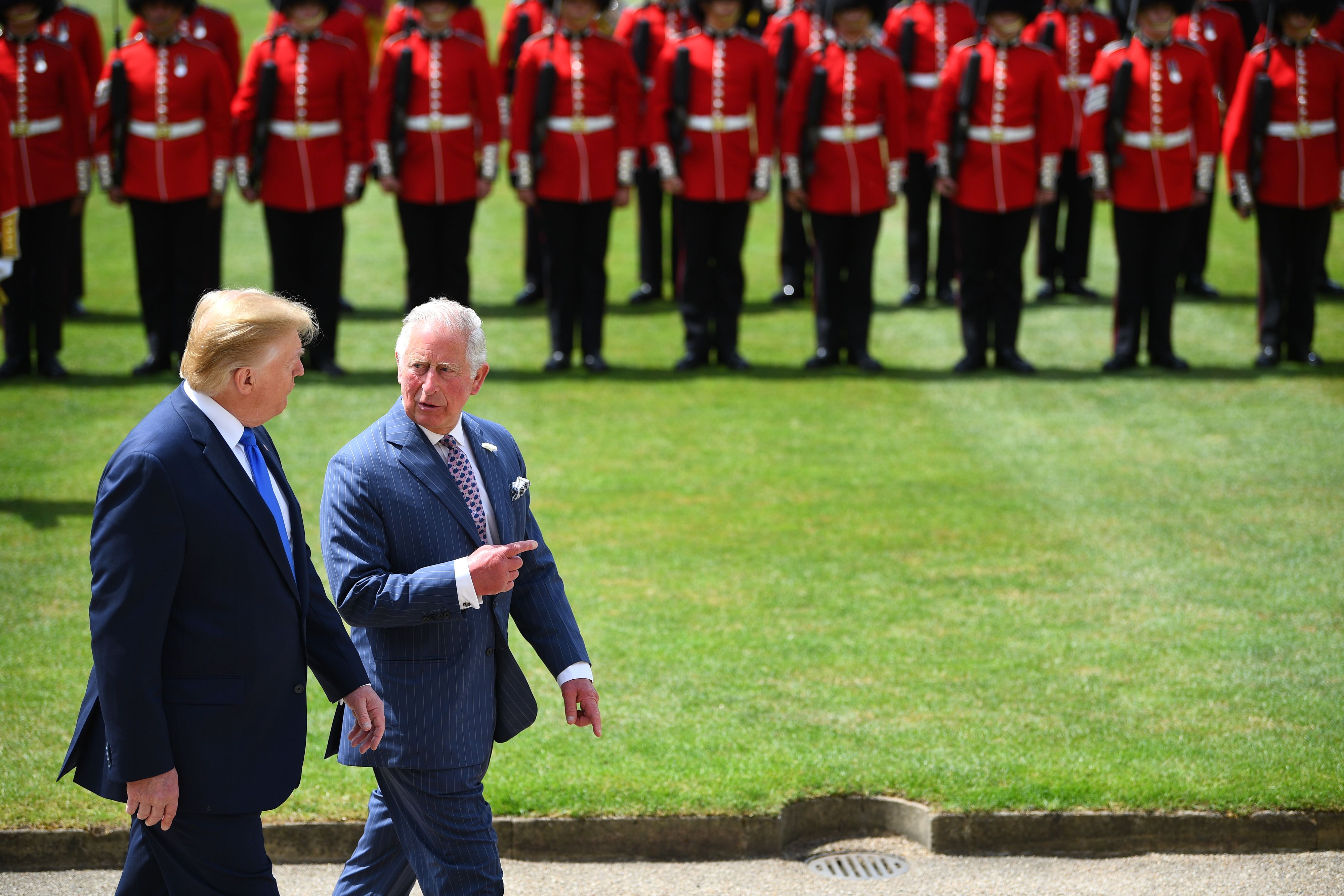 Donald Trump (l) und König Charles 2019 bei der Inspektion der Ehrengarde während der feierlichen Begrüßung im Buckingham Palace in London am ersten Tag des dreitägigen Staatsbesuchs des US-Präsidenten im Vereinigten Königreich.
