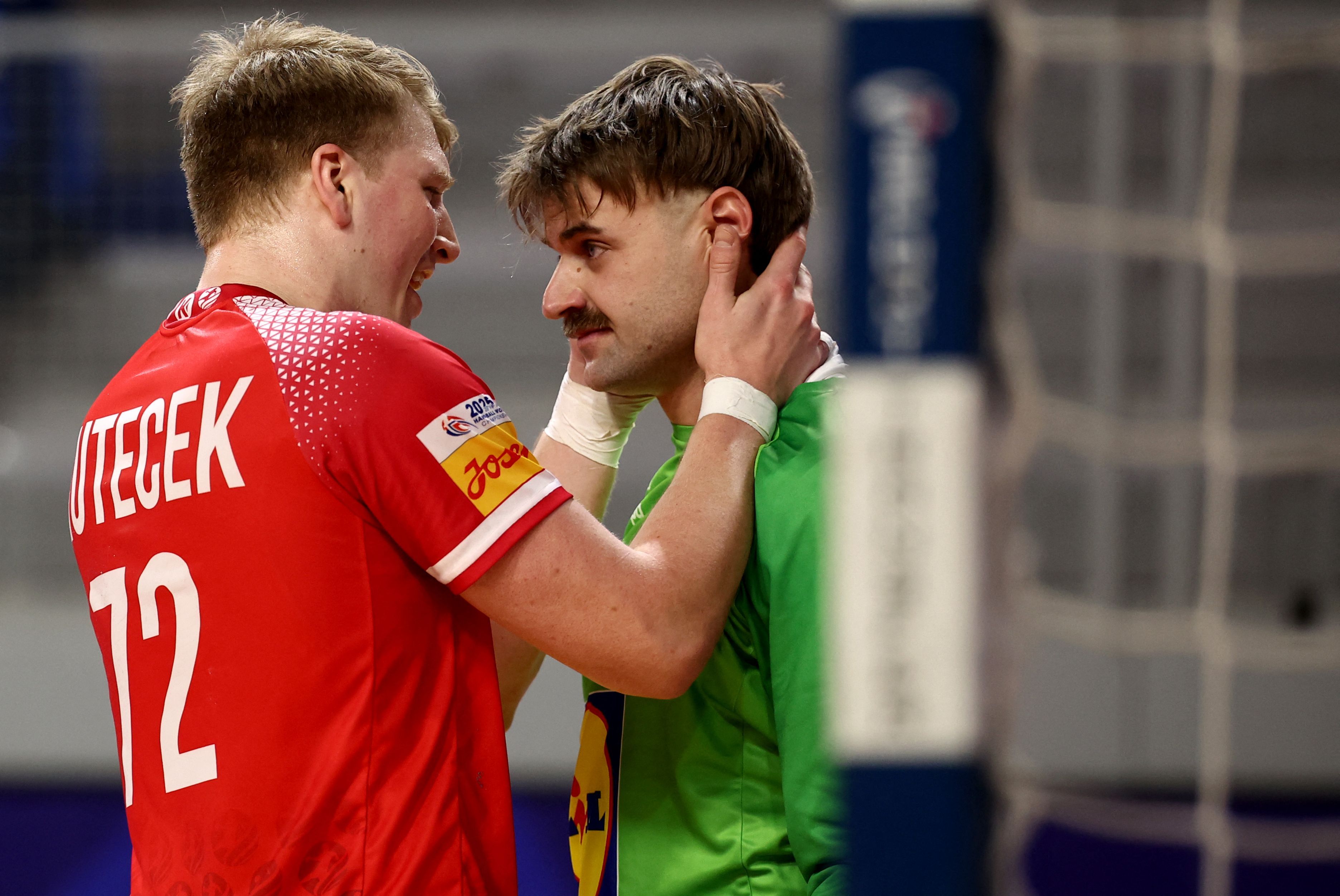 Keeper Florian Kaiper wird nach dem späten Ausgleichstreffer getröstet. 