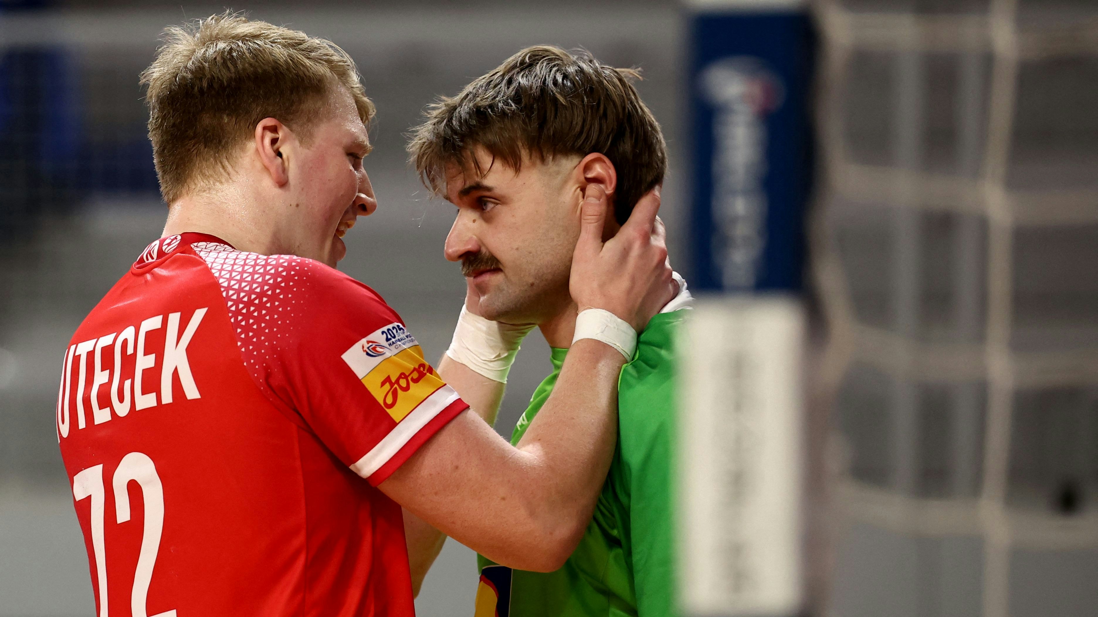 Keeper Florian Kaiper wird nach dem späten Ausgleichstreffer getröstet. 