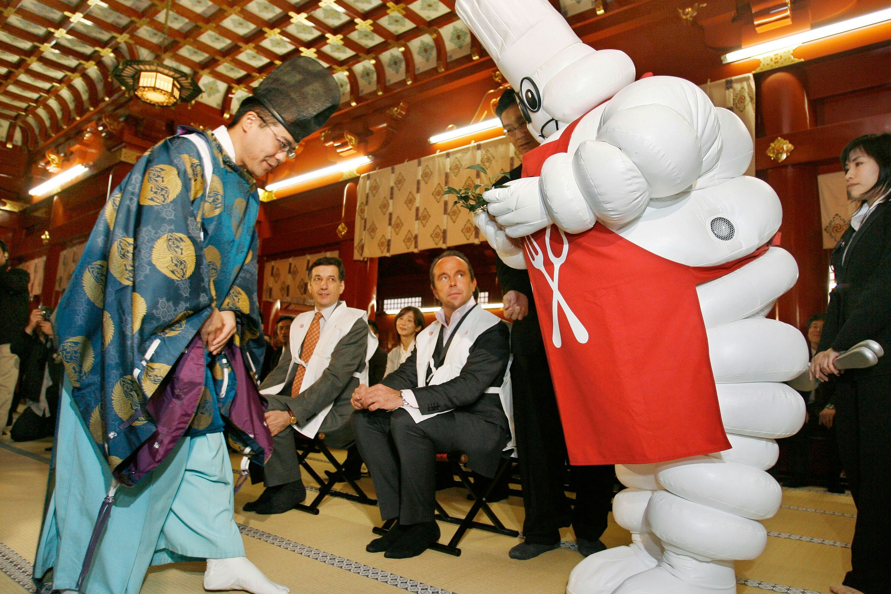 Michlins Maskottchen Bib bei einer Shinto-Zeremonie in Japan: In dem ostasiatischen Land ist die Top-Gastronomie extrem vielfältig, insgesamt gibt es dort 14 Drei-Stern-Restaurants