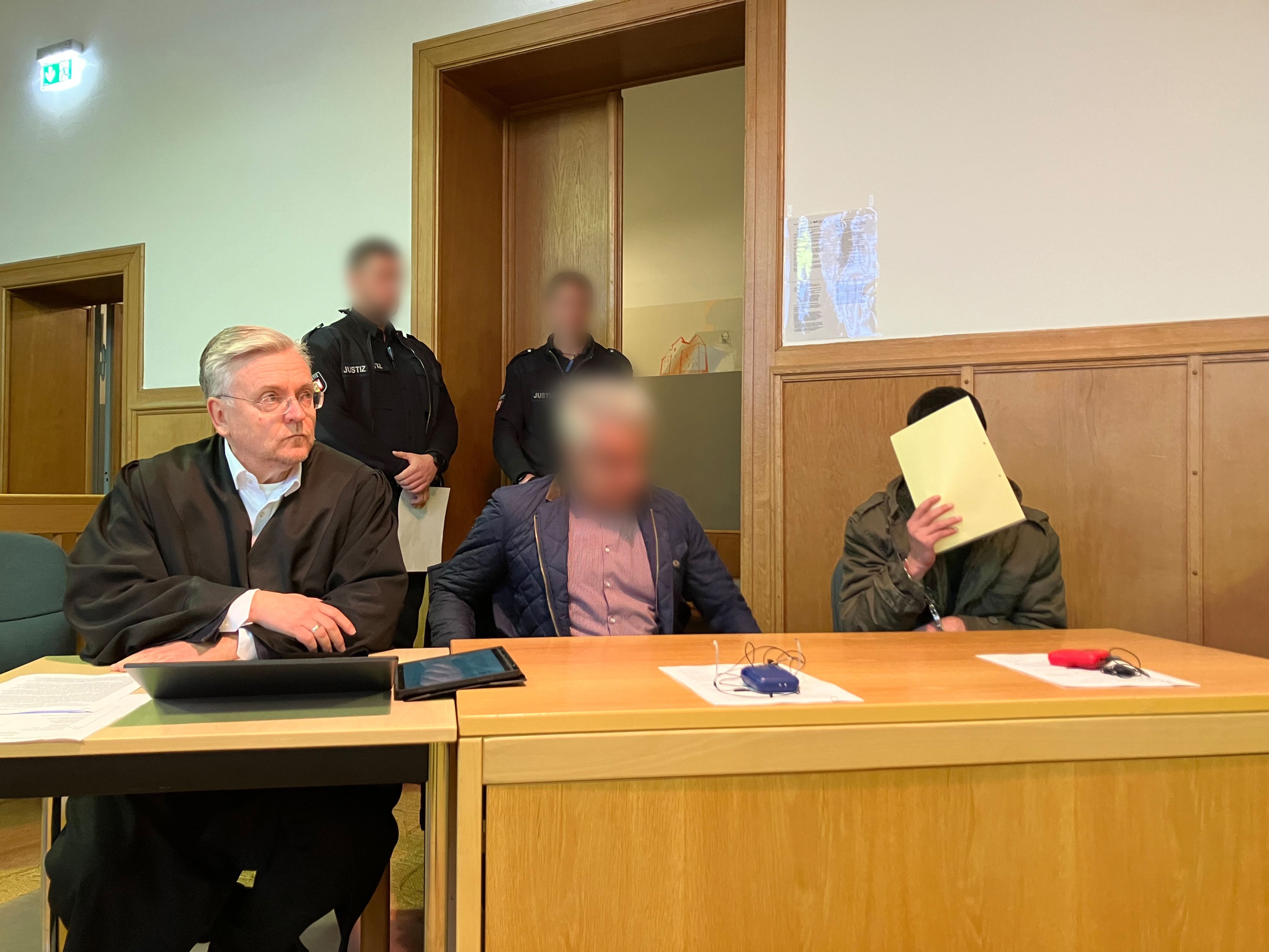 Der 19-Jährige Derin O. auf der Anklagebank.