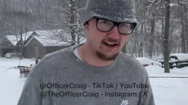 Der Pizzabote im Gespräch mit dem mehr als hilfsbereiten Polizisten