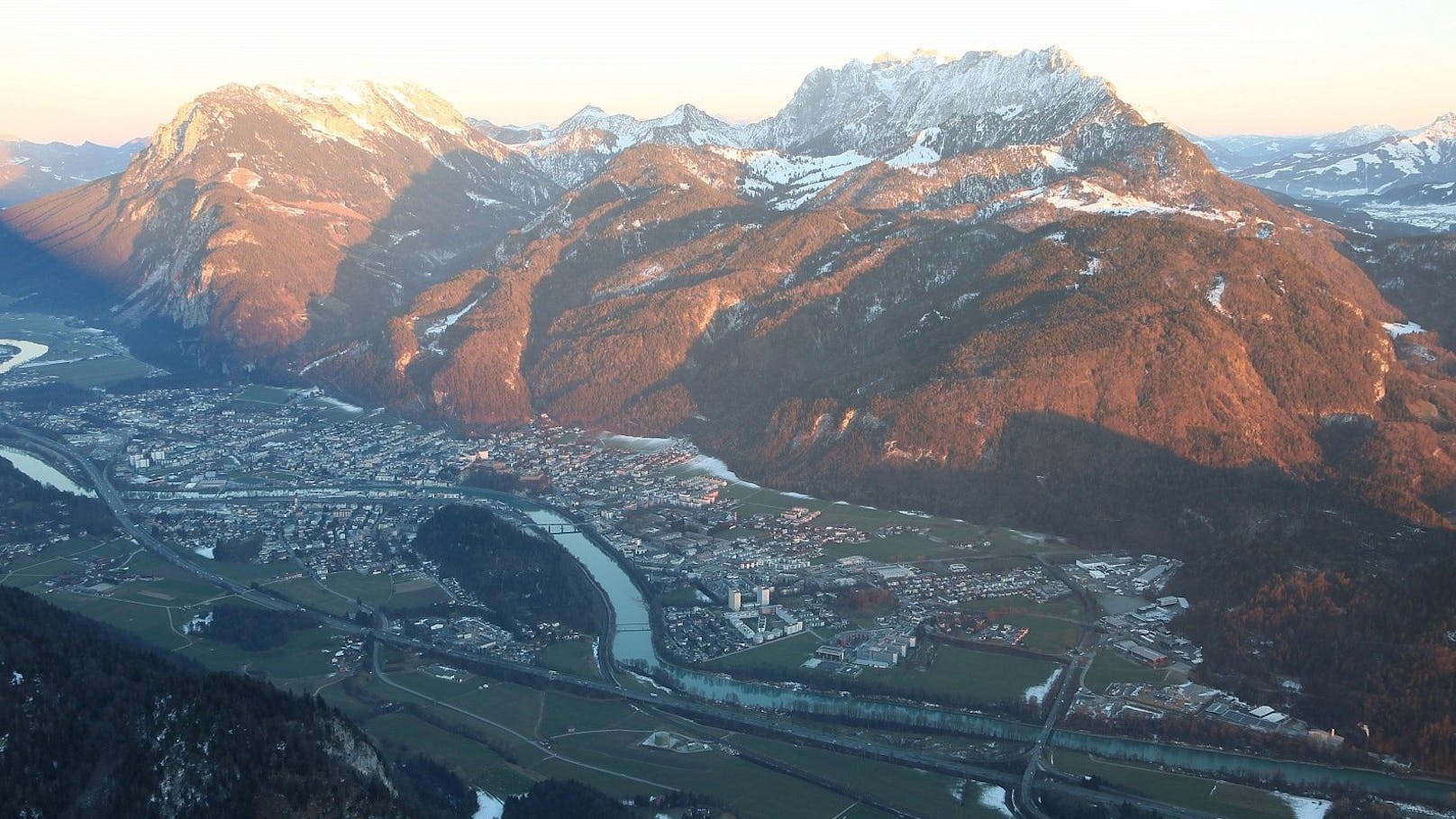 Pendlinghaus – Kufstein, Blick nach Osten ins Kaisergebirge