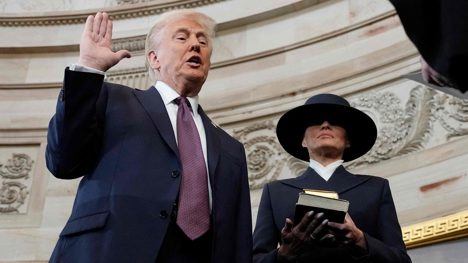 Trump legte Hand nicht auf Bibel – gilt sein Schwur?