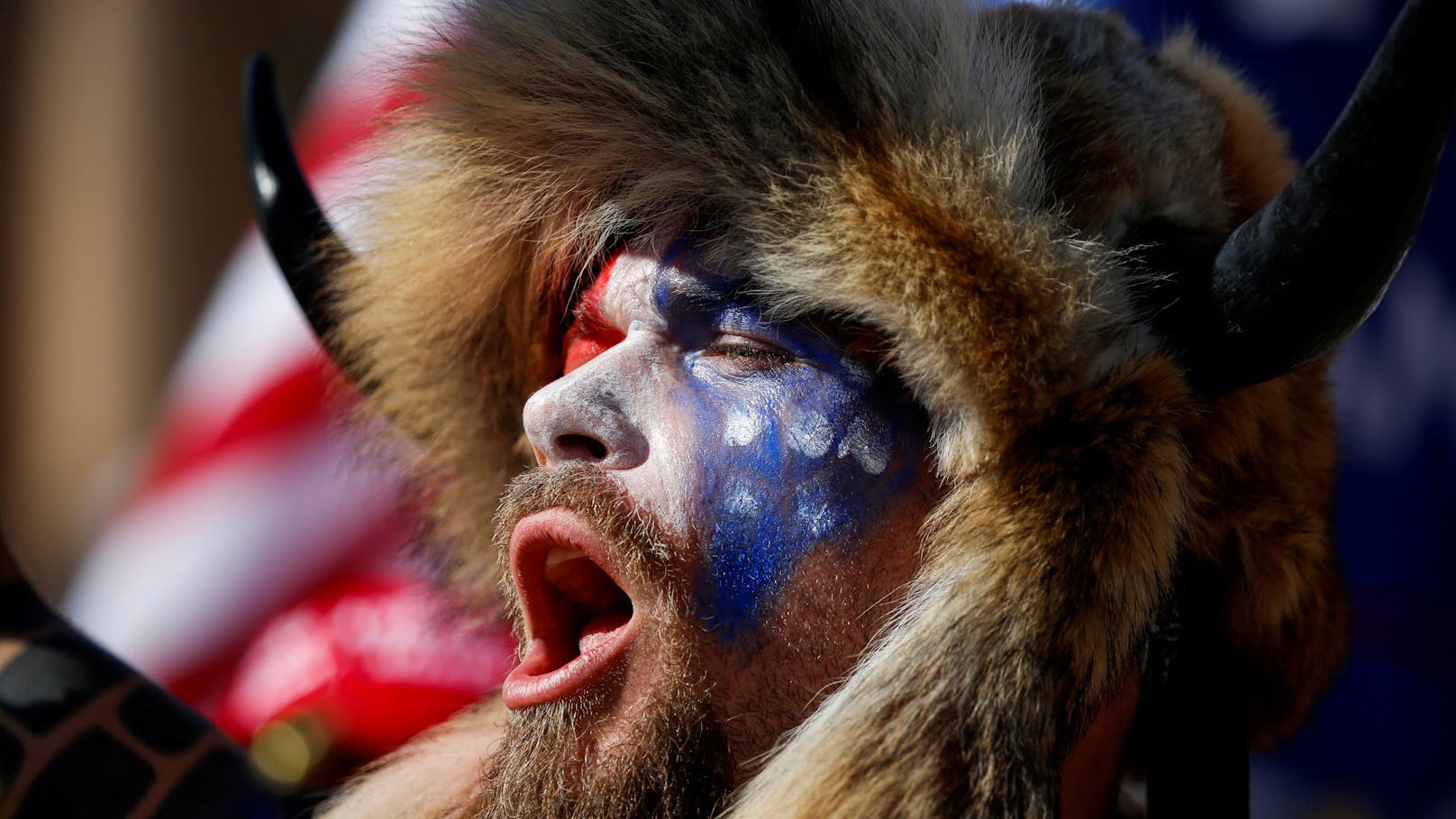 Jacob Chansley auch bekannt als "QAnon Shaman" beim "Stop the Steal Protest" im November 2020.