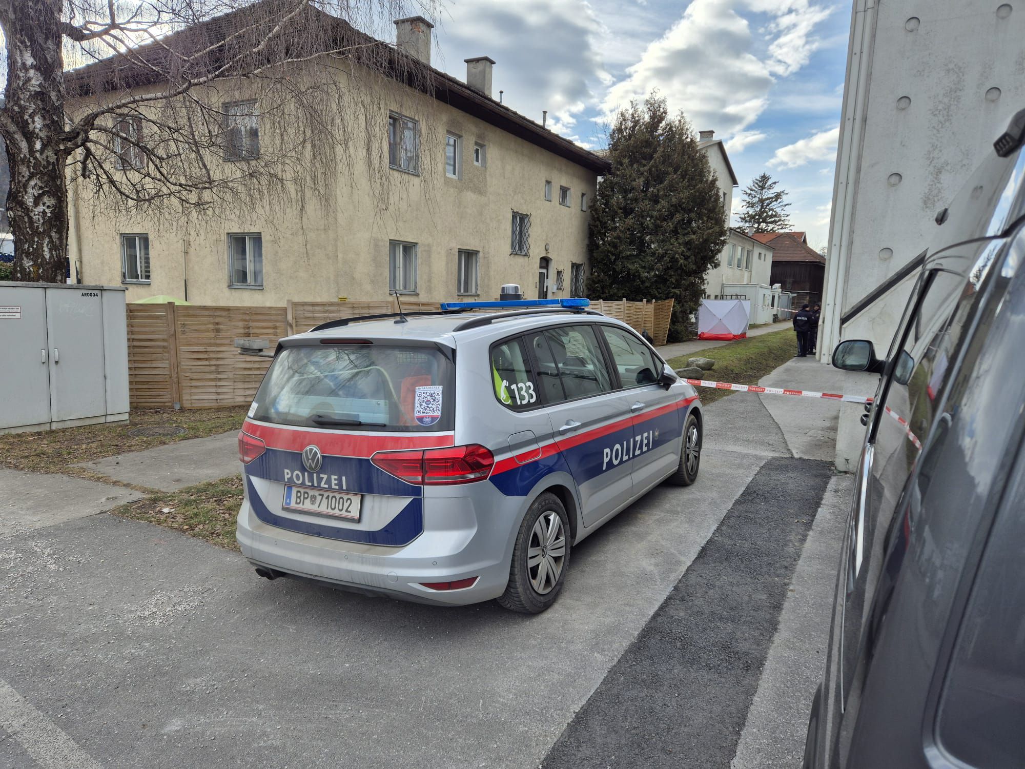 Die Leiche wurde im Garten eines Hauses entdeckt.