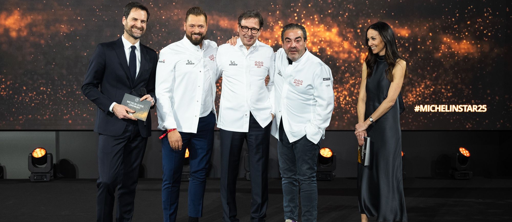 Österreichs beste Köche: Michael Bauböck und Heinz Reitbauer vom "Steirereck" (2. und 3. v. l), und Juan Amador vom "Amador", mit Guide Michelin-Chef Gwendal Poullennec und der Moderatorin der Verleihung, Karina Toth