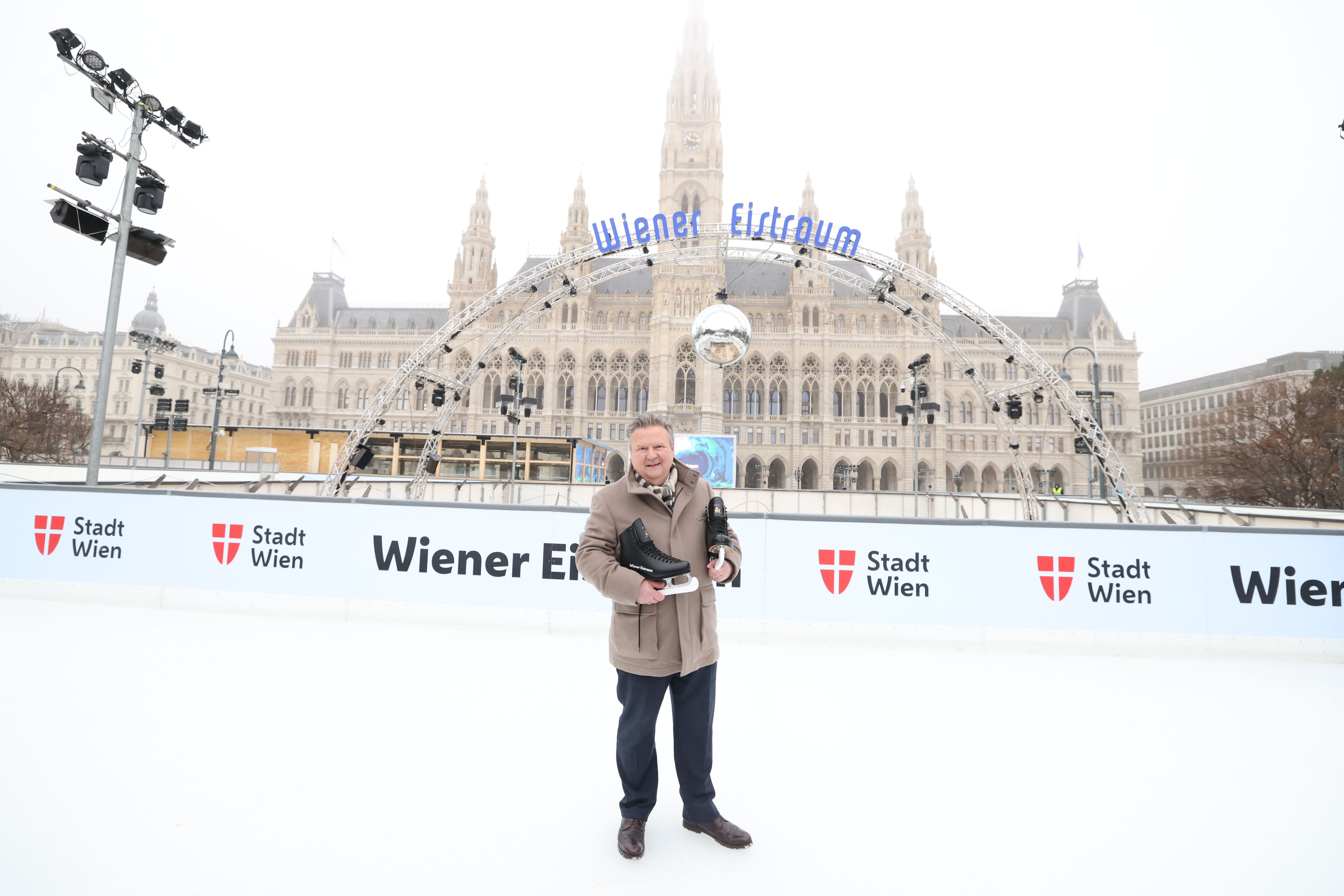 Bürgermeister Michael Ludwig (SP) am Eistraum am Wiener Rathausplatz.
