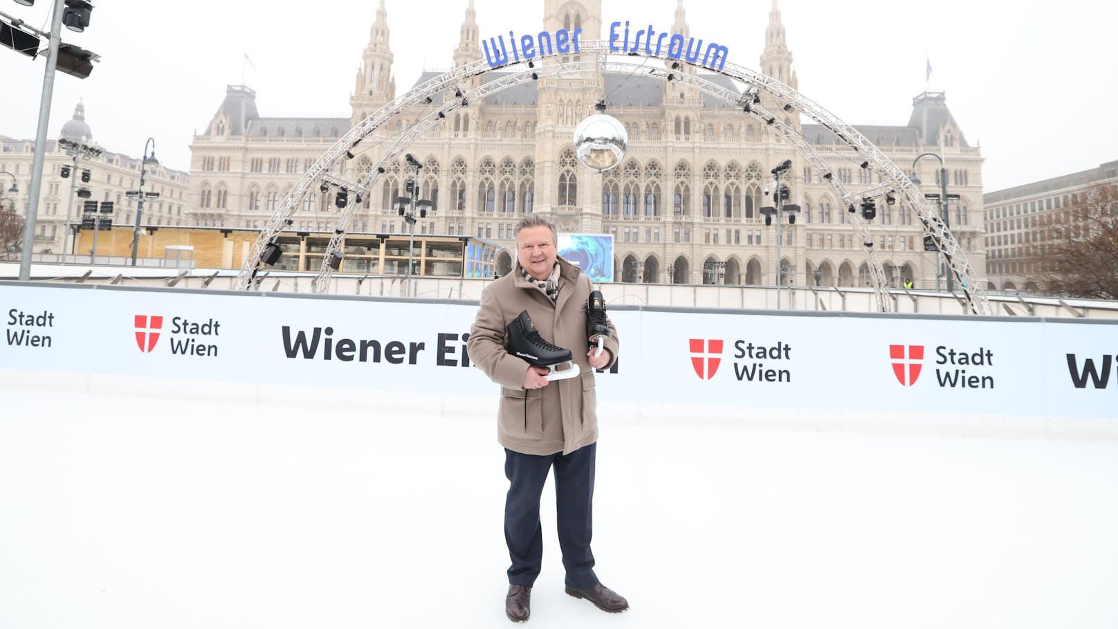 Bürgermeister und Rathausmann am Eistraum in Wien