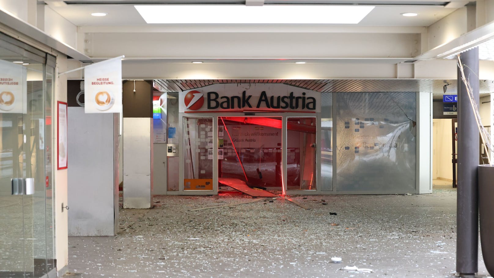 Die Kriminellen sollen um 03.50 Uhr mittels Sprengsätzen die Bankomaten einer Bankfiliale&nbsp;in Liesing aufgesprengt haben.