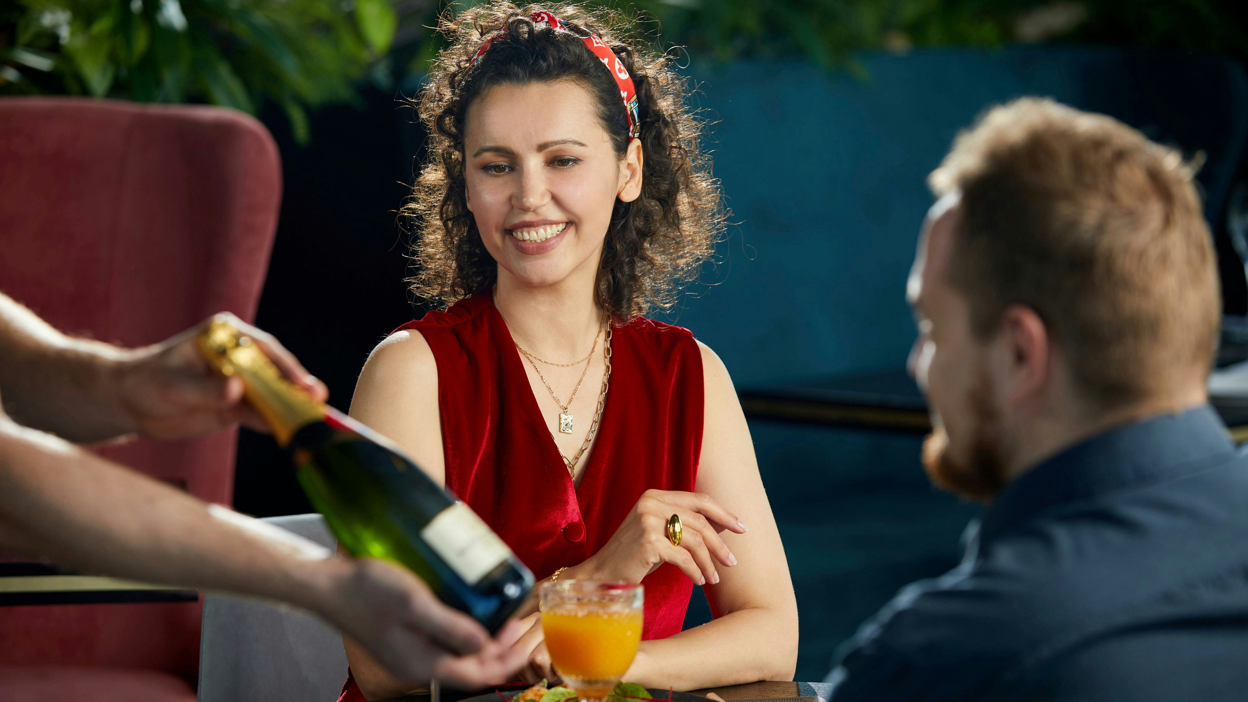 Download von www.picturedesk.com am 21.01.2025 (16:13).  young couple having dinner in a fancy restaurant || Modellfreigabe vorhanden - 20200523_PD7806 - Rechteinfo: Rights Managed (RM) Model Released