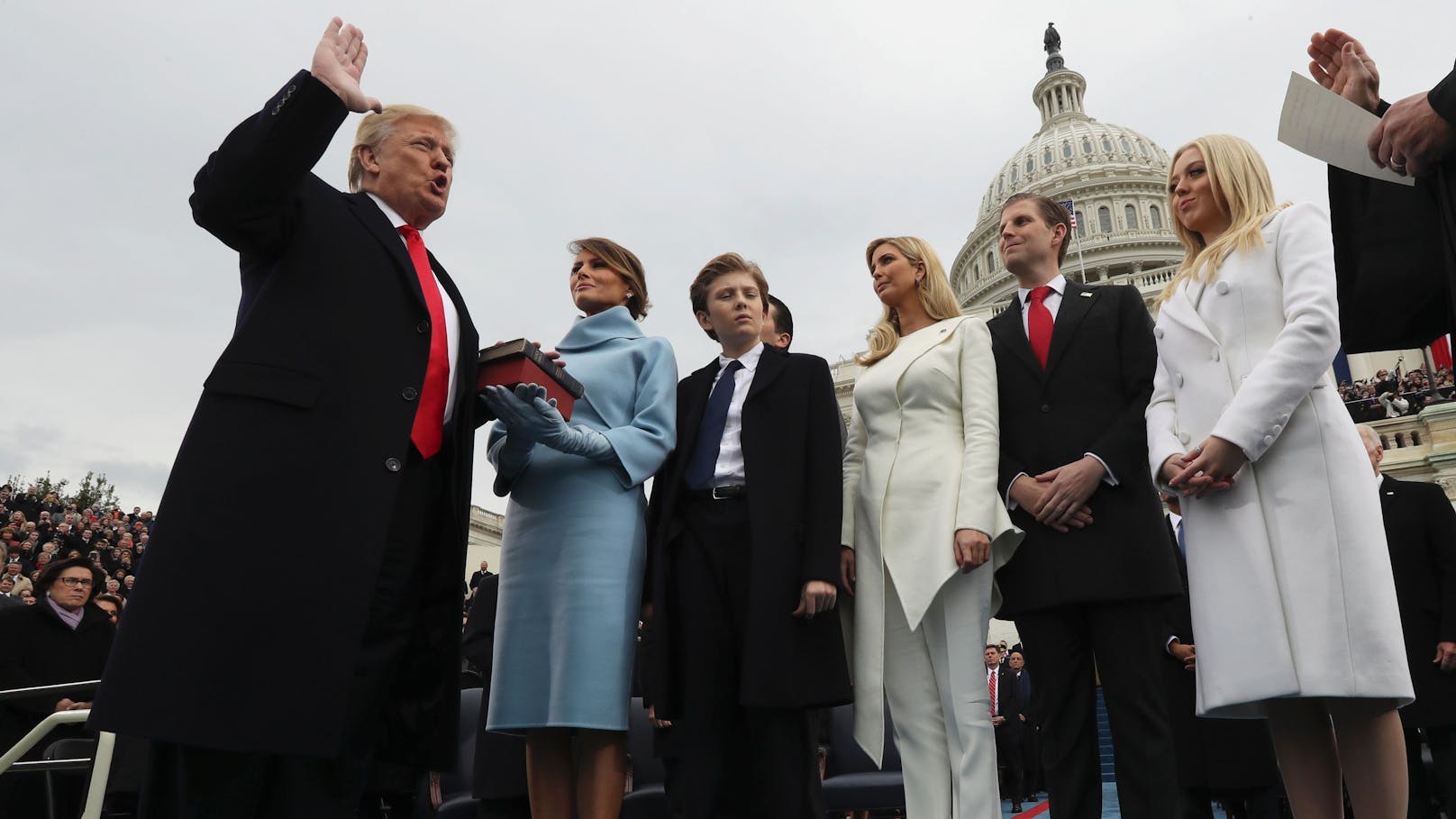 Zum Vergleich: Trump bei seiner Amtseinführung im Jahr 2017. Er hat die Hand auf der Bibel. 