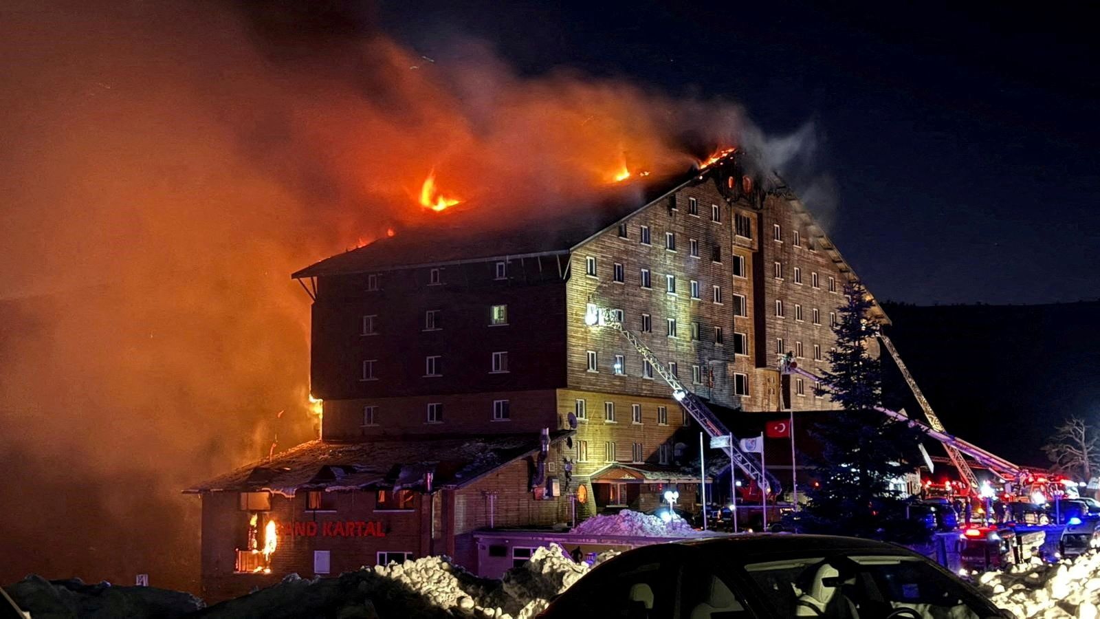 Bei einem Hotelbrand im Skiresort Kartalkaya in der Türkei sind mindestens 66 Menschen gestorben.