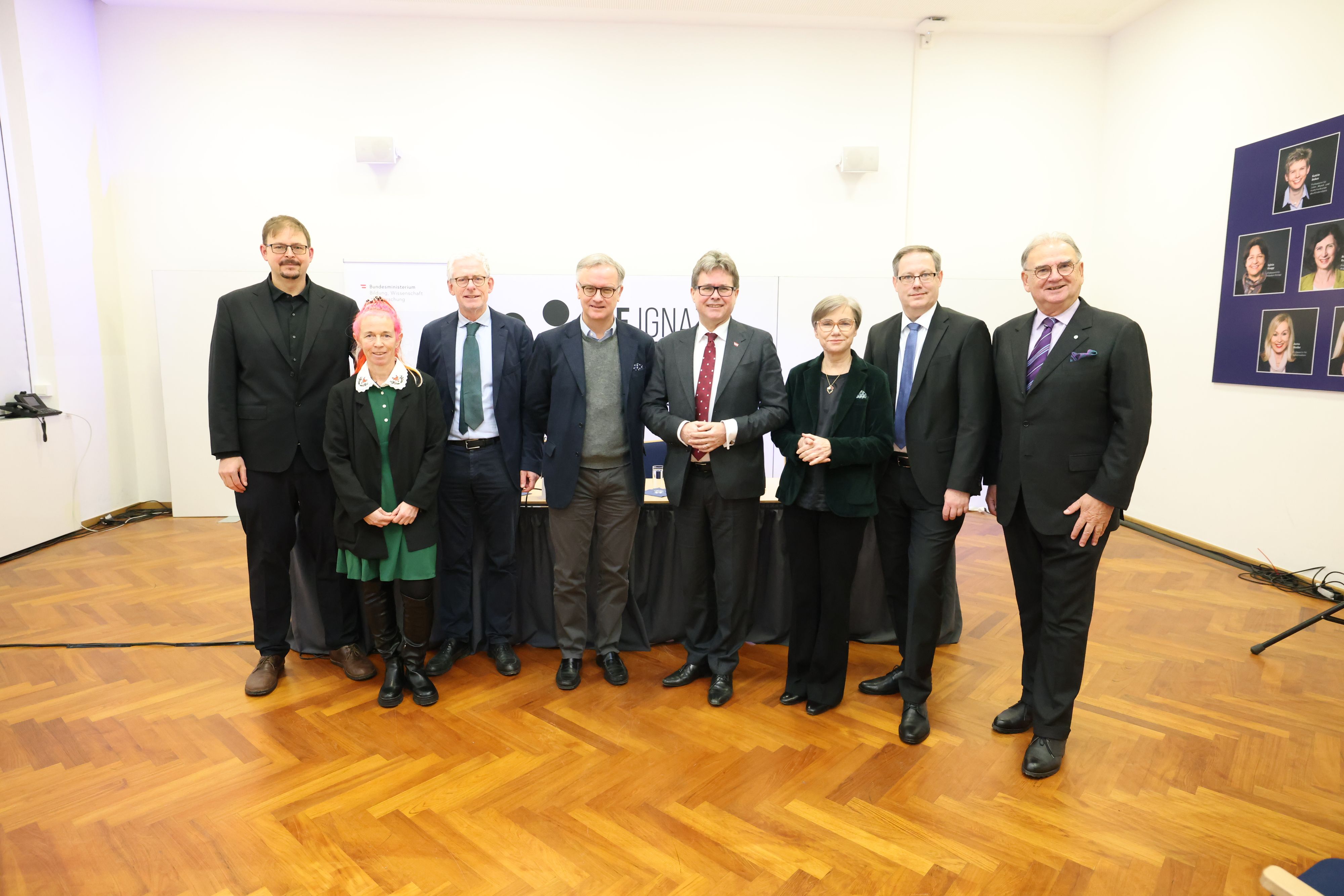 Florian Krammer (MedUni Wien), Doris Wilflingseder (Vetmeduni), Otto Doblhoff-Dier (Vizerektor Vetmeduni), Markus Müller (Rektor MedUni Wien), Bundesminister Martin Polaschek, Andrea Kurz (Rektorin Med Uni Graz), Stefan Koch (Rektor JKU Linz), Wolfgang Fleischhacker (Rektor MedUni Innsbruck).