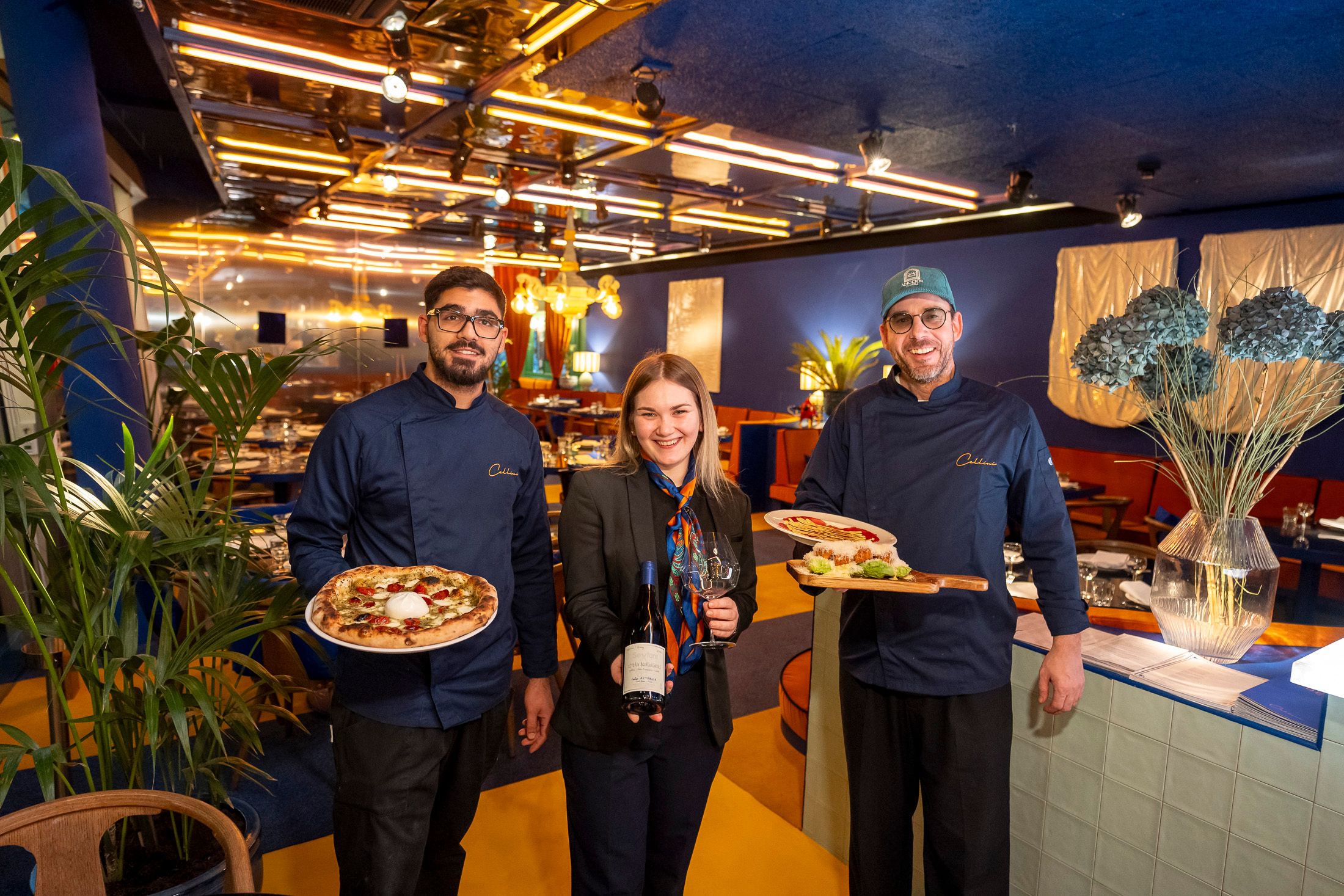 Carlo Neumann - Küchenchef mit Kapperl, Caecar‘s Salad und handgeklopftem Carpaccio, rechts Simone Ciano - Head Pizzaiolo und Servicekraft Ulli in der Mitte mit einem feinen Wein (v.re.)