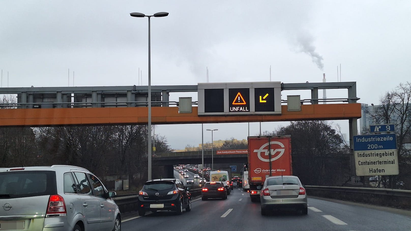 Pendler, die Dienstagfrüh nach Linz zur Arbeit fuhren, mussten minutenlang im Stau warten.