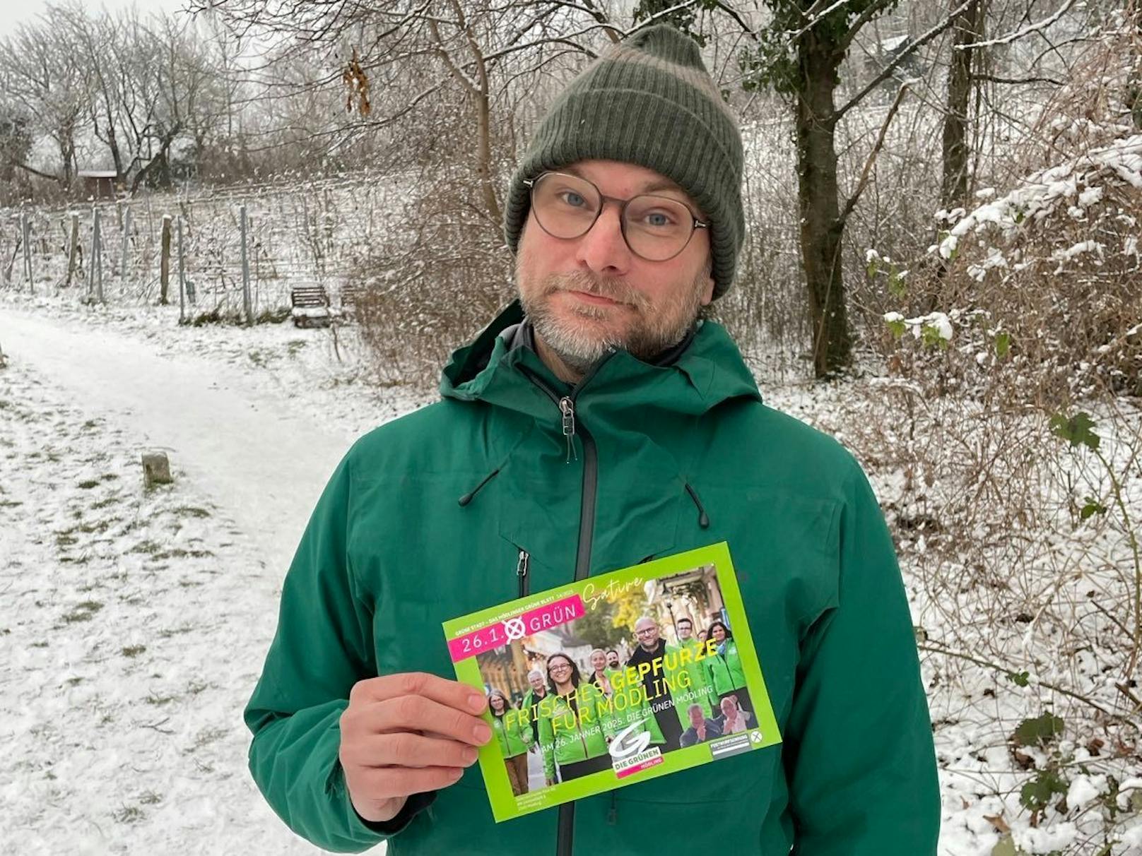 Spitzenkandidat Rainer Praschak mit dem "Satire"-Flyer, der in vielen Postkästen landete.