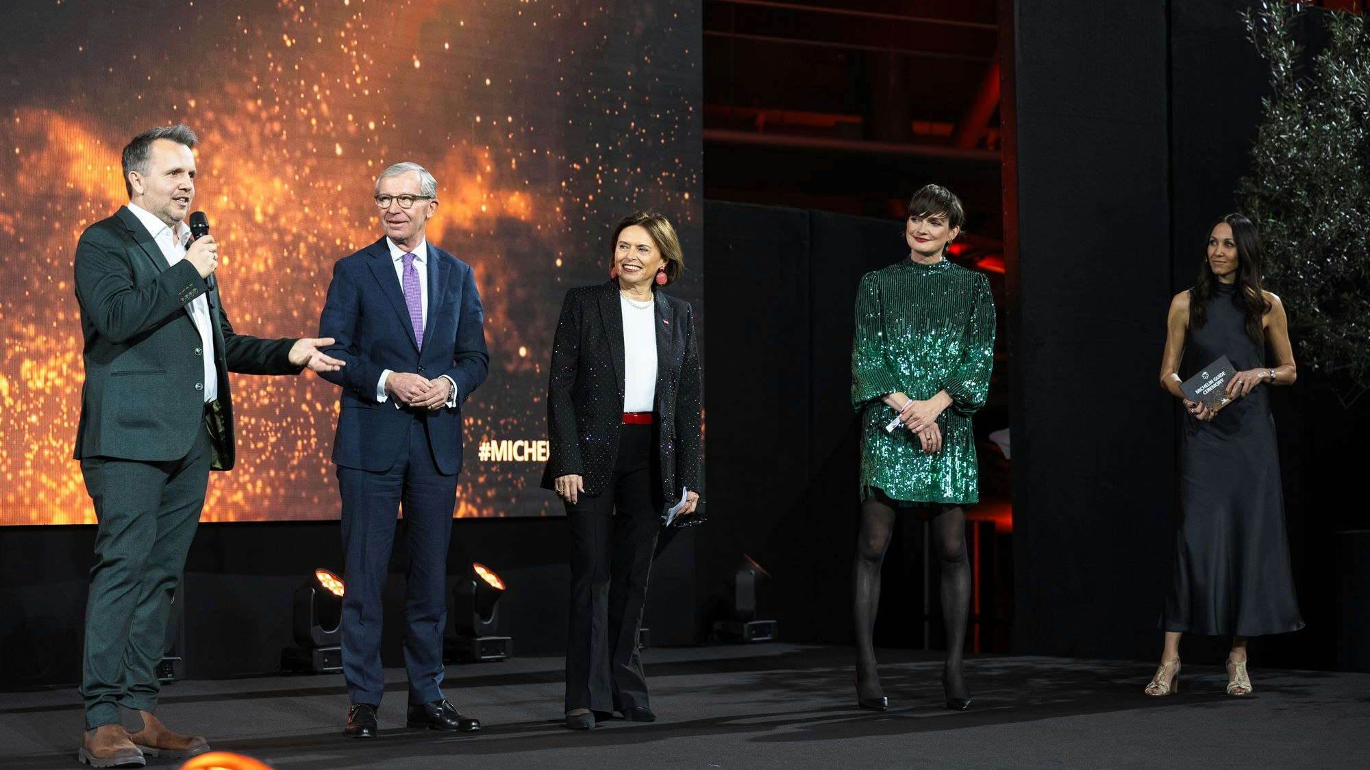 Drei der Initiatoren des neuen Österreich-Guides: Steiermarks Landestourismusdirektor Michael Feiertag (l.), Tourismus-Staatssekretärin Susanne Kraus-Winkler (3. v. l.) und Österreich Werbung-Chefin Astrid Steharnig-Staudinger (4. v. l.) mit Salzburgs Landeshauptmann&nbsp;Wilfried Haslauer und Moderatorin Karina Toth