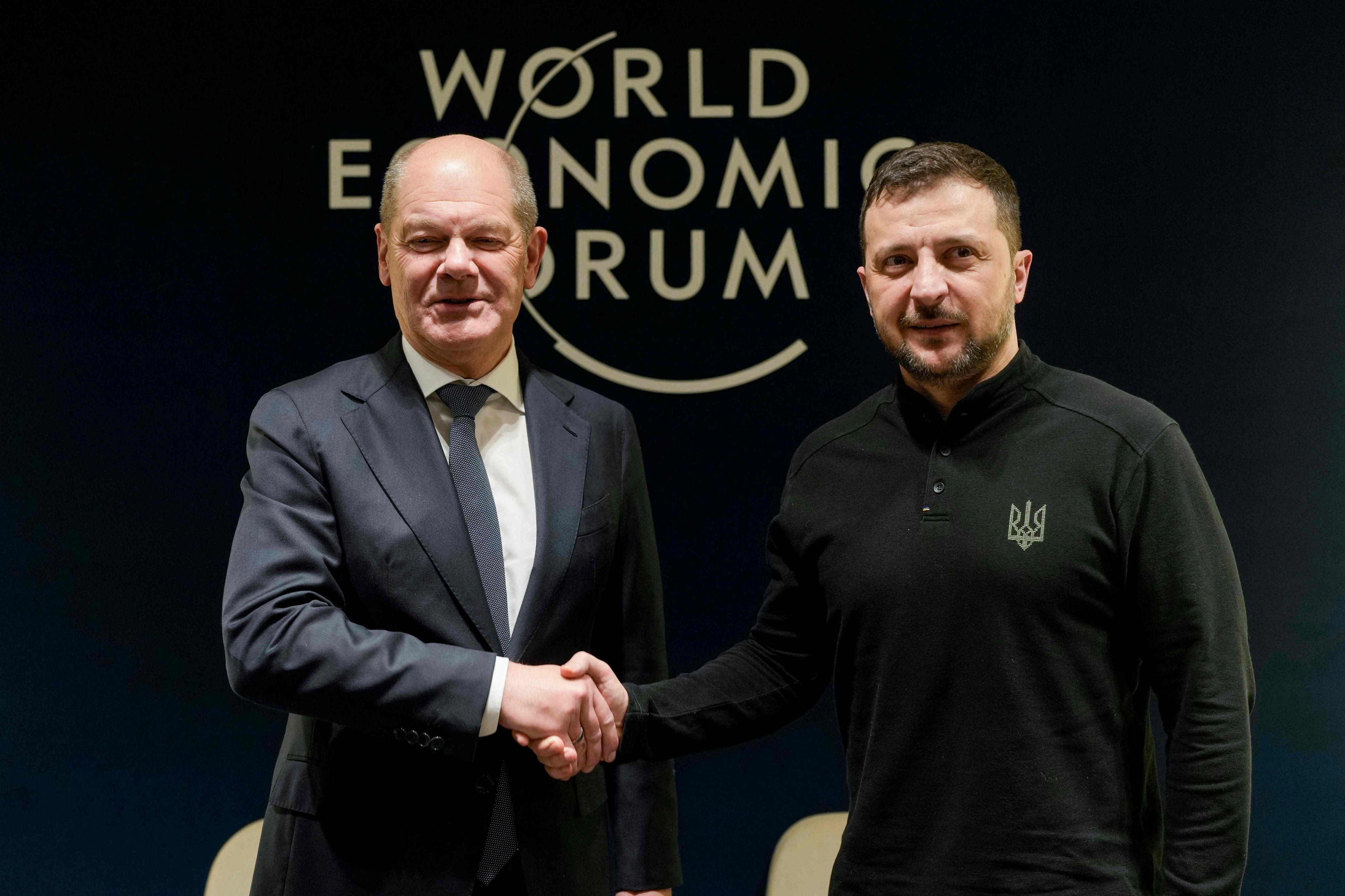 Deutschlands Kanzler Olaf Scholz (l.) beim Handshake mit Ukraines Präsident Wolodimir Selenski während des World Economic Forum (WEF) in Davos, 21. Jänner 2025.