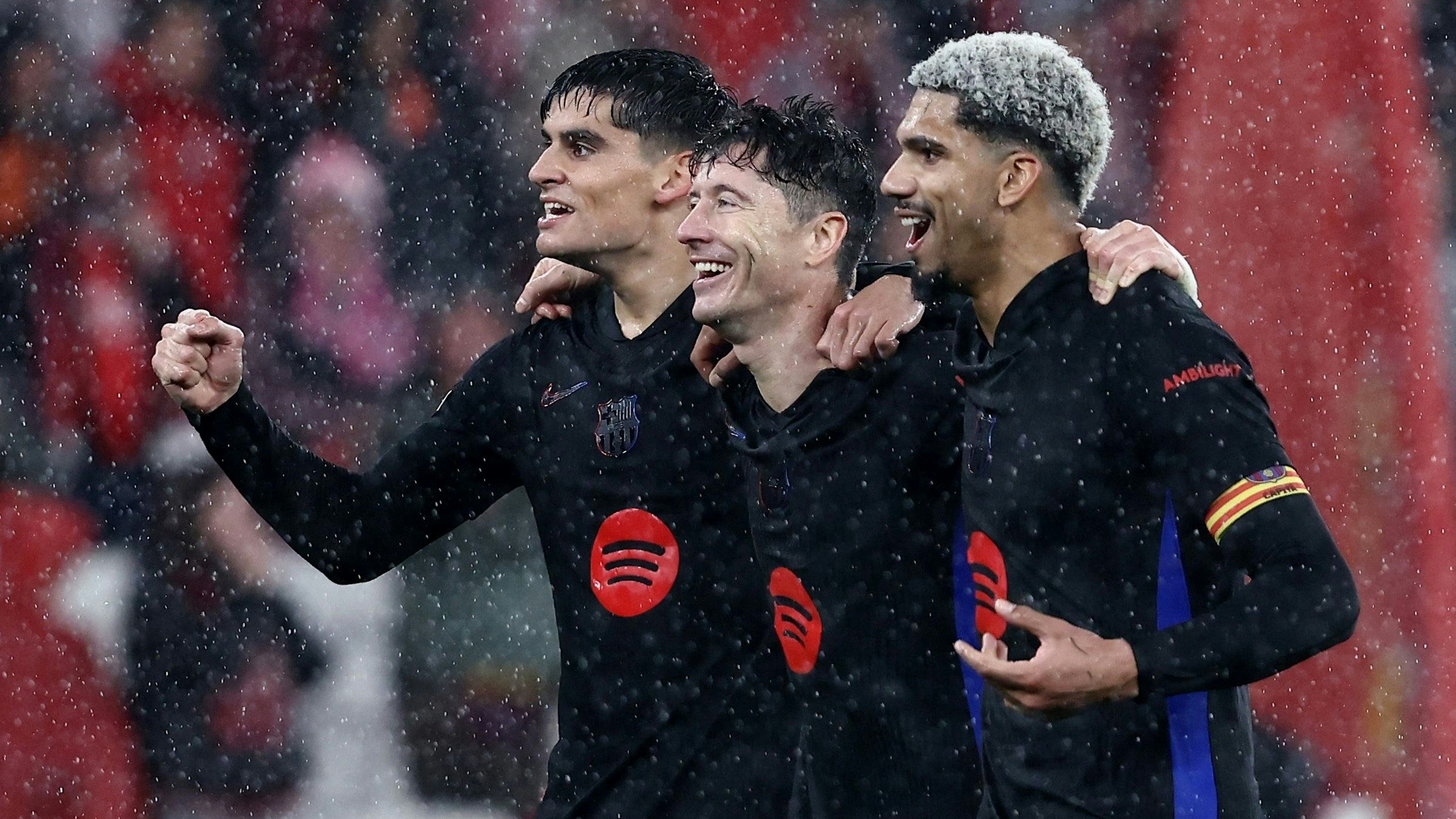 Barcelona bejubelt den denkwürdigen Sieg gegen Benfica Lissabon. 