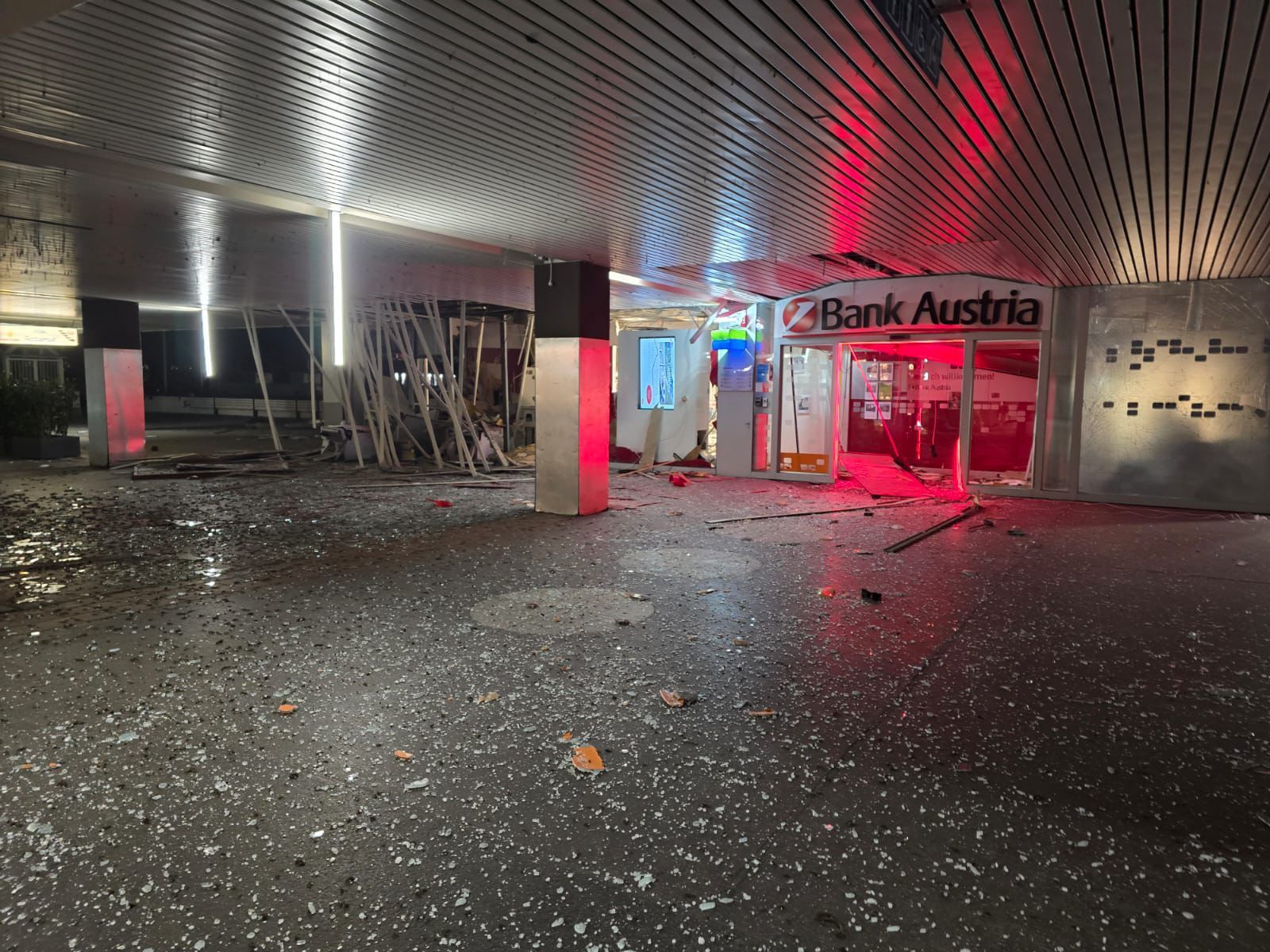 In der Bank Austria Filiale ging ein Sprengsatz in die Luft. 