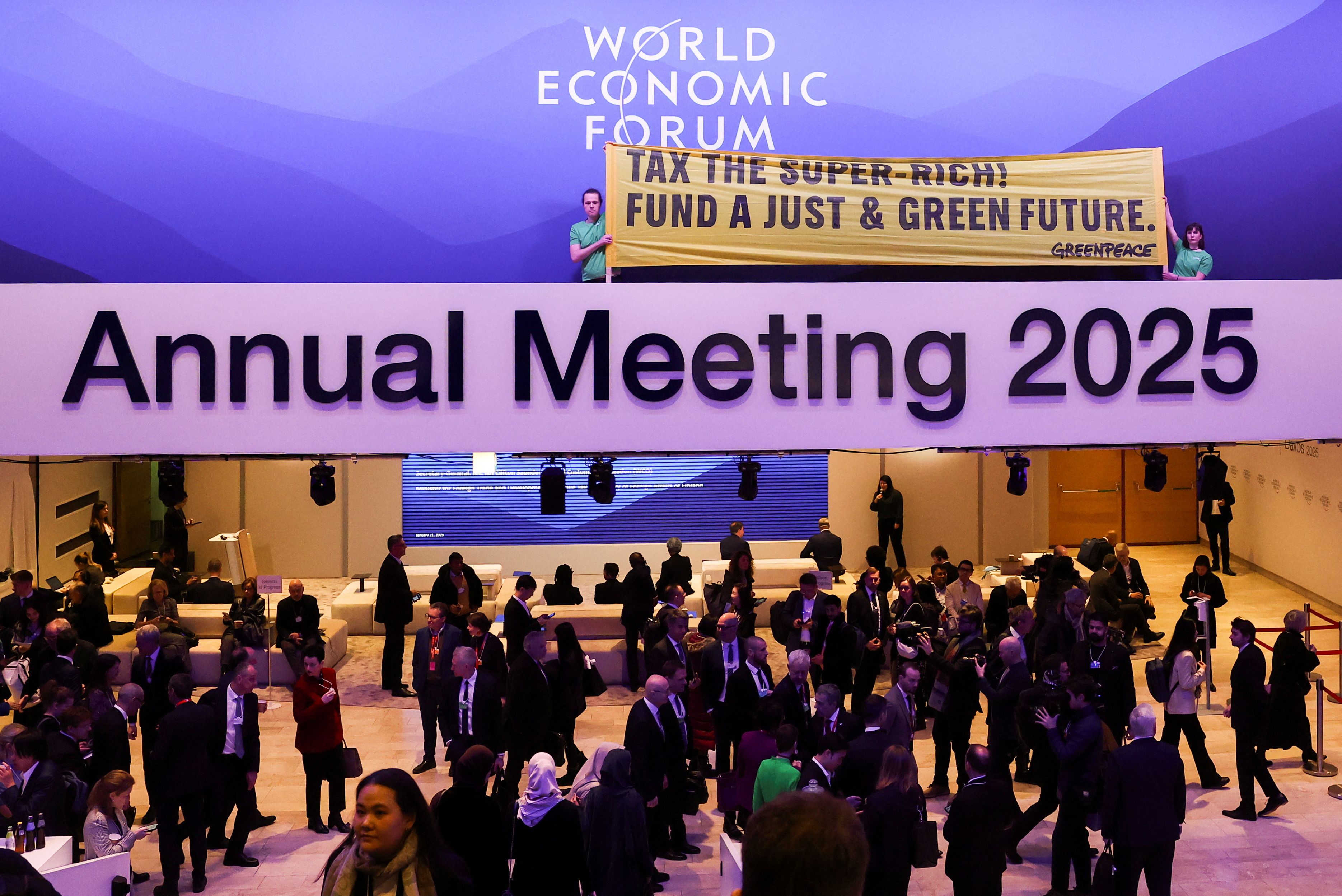 Greenpeace-Aktivisten protestieren beim World Economic Forum in Davos.