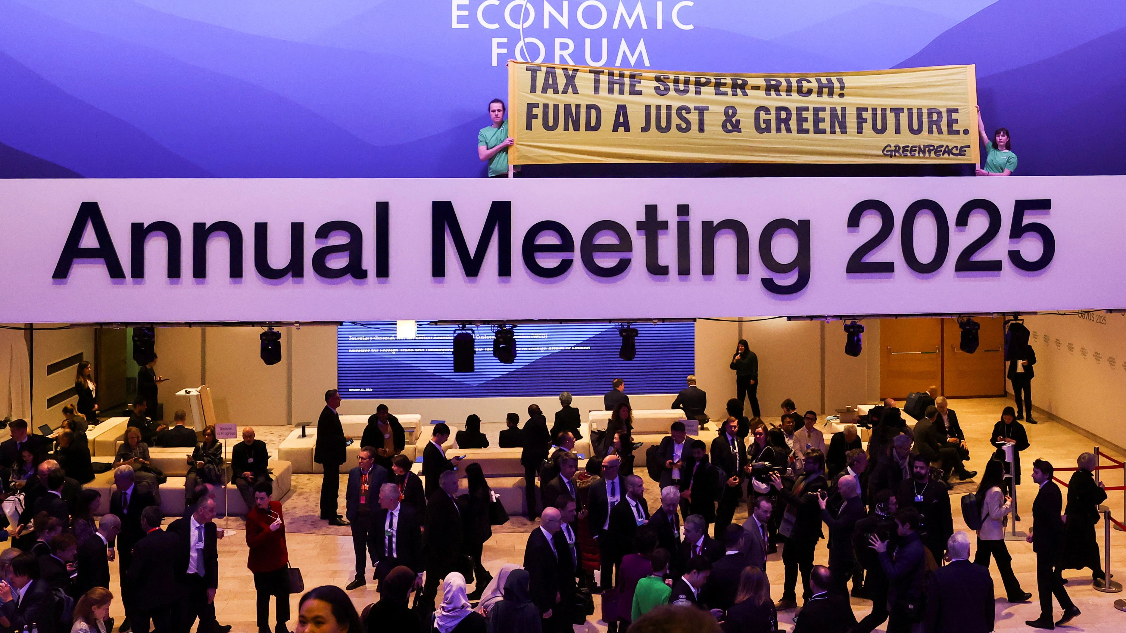 Greenpeace-Aktivisten protestieren beim World Economic Forum in Davos.