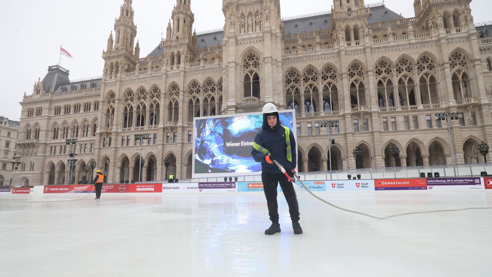 Die Eislaufflächen bekommen den letzten Schliff.