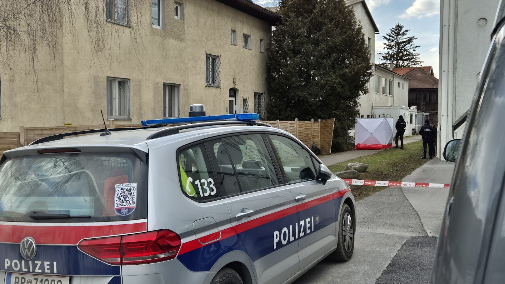 Großeinsatz in Tirol! Leiche in Garten entdeckt