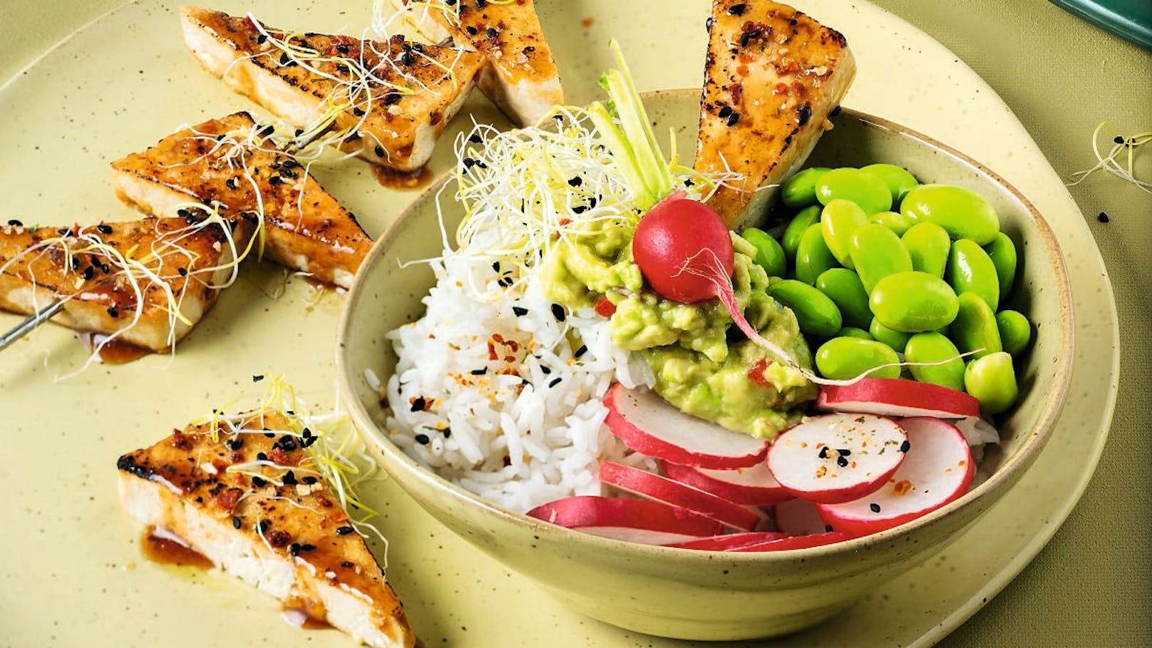 Veggie-Bowl mit glasiertem Tofu