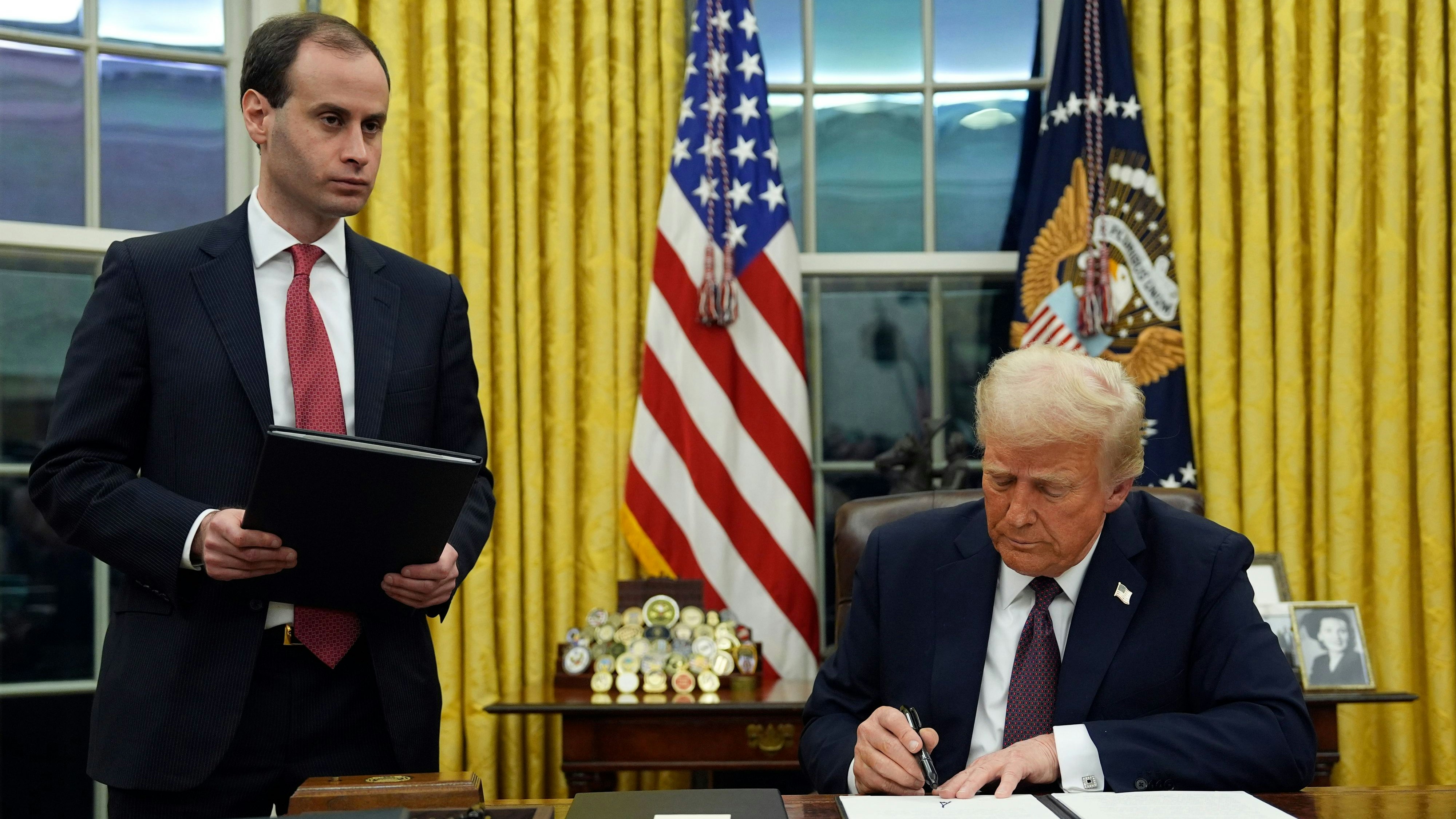 Heute.at - Trump greift durch – er schickt Beamte in Zwangsurlaub