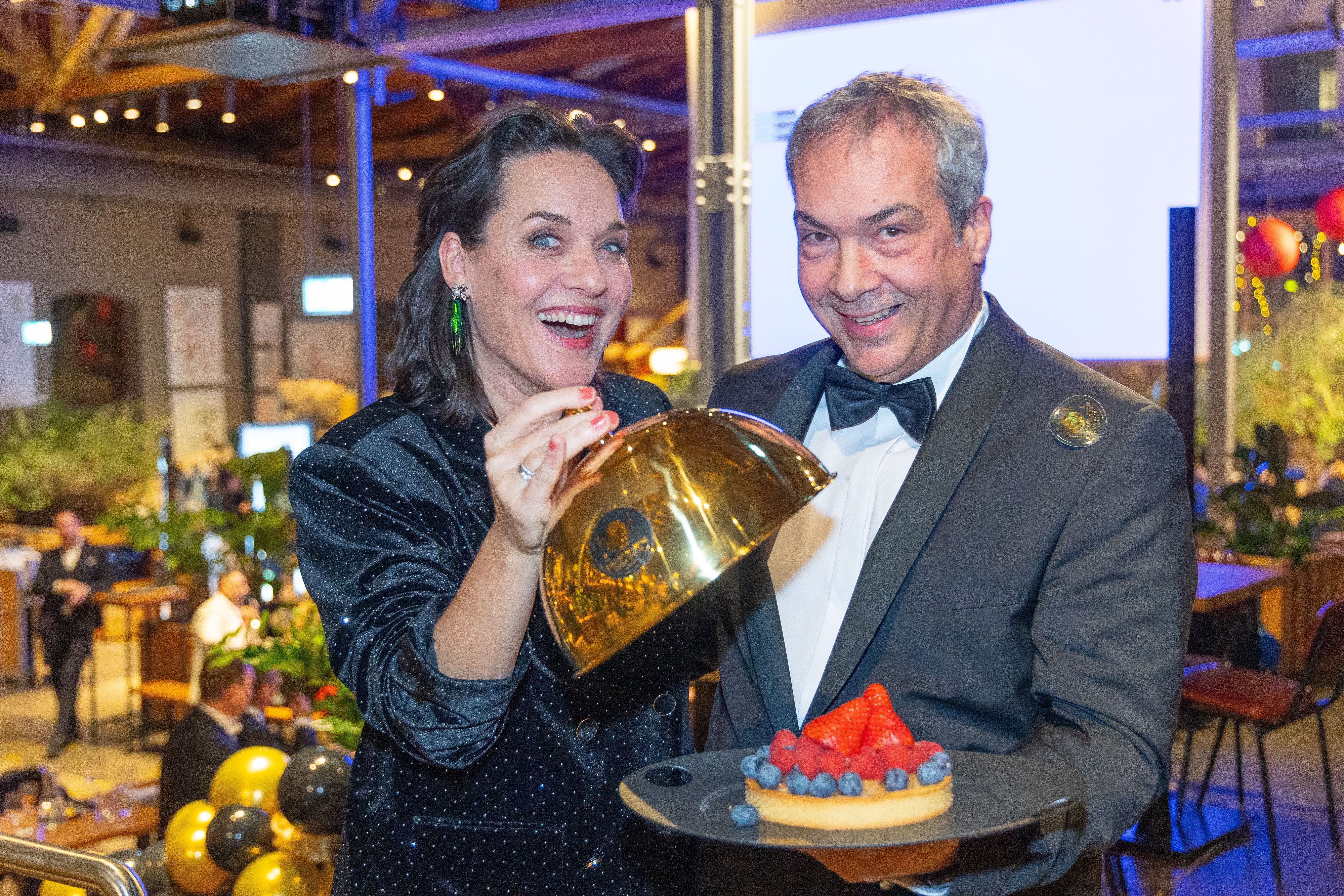 Moderatorin Eva Pölzl mit Robert Letz, der mit der 