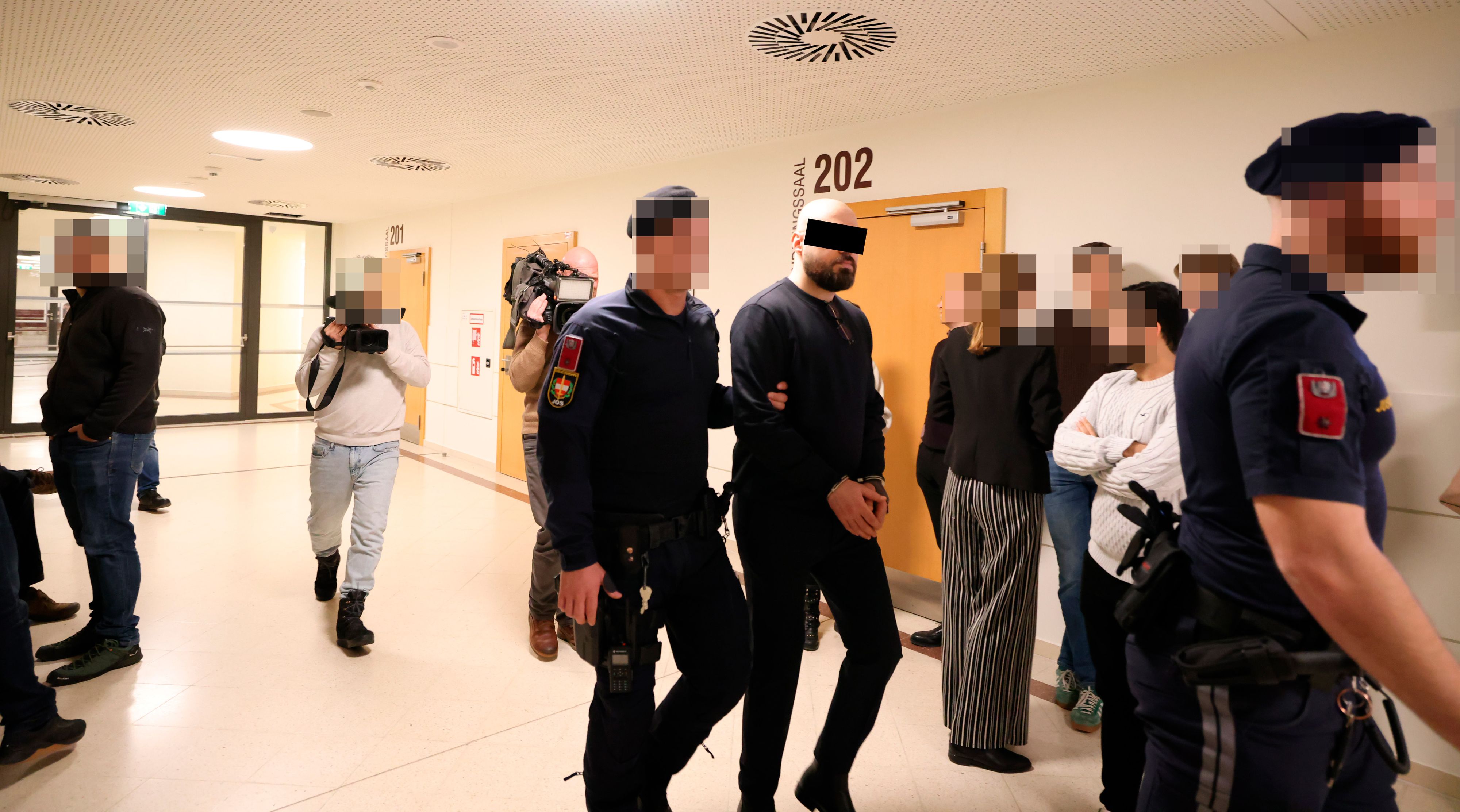 Der 39-jährige Angeklagte sitzt seit fast einem Jahr in U-Haft. Nun kommen 20 weitere Jahre hinzu.