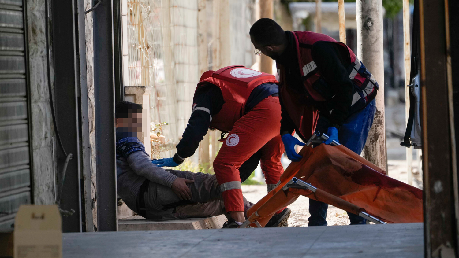 Sanitäter versorgen einen von israelischen Soldaten verwundeten Mann in Dschenin am 21. Jänner 2025.