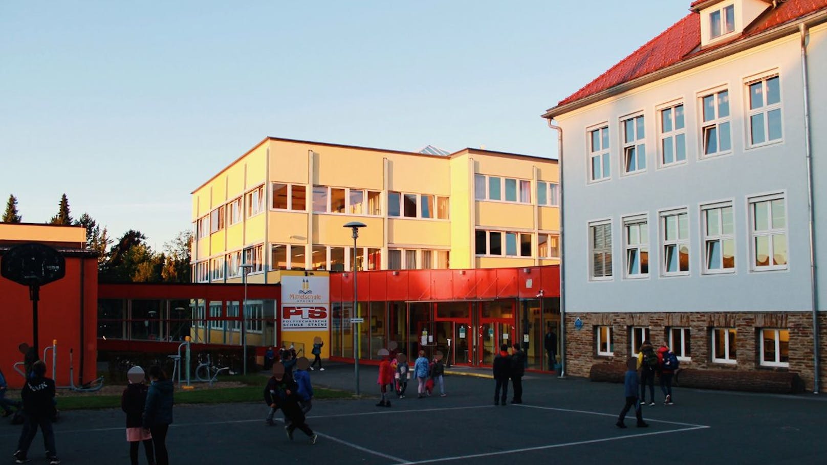 Schock-Fund! Frau lag tagelang tot in Mittelschule