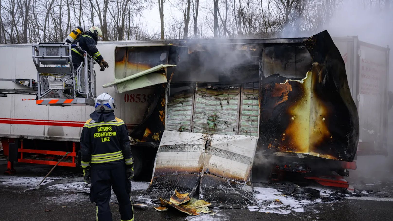 Der Lkw wurde schwer beschädigt.