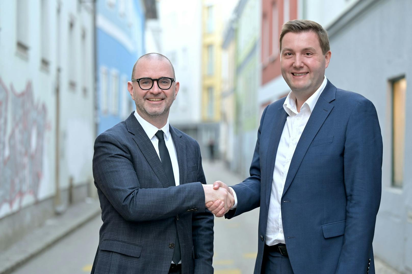 SPÖ-Kandidat Dietmar Prammer und Michael Raml von der FPÖ beim Linzer Heurigen. 