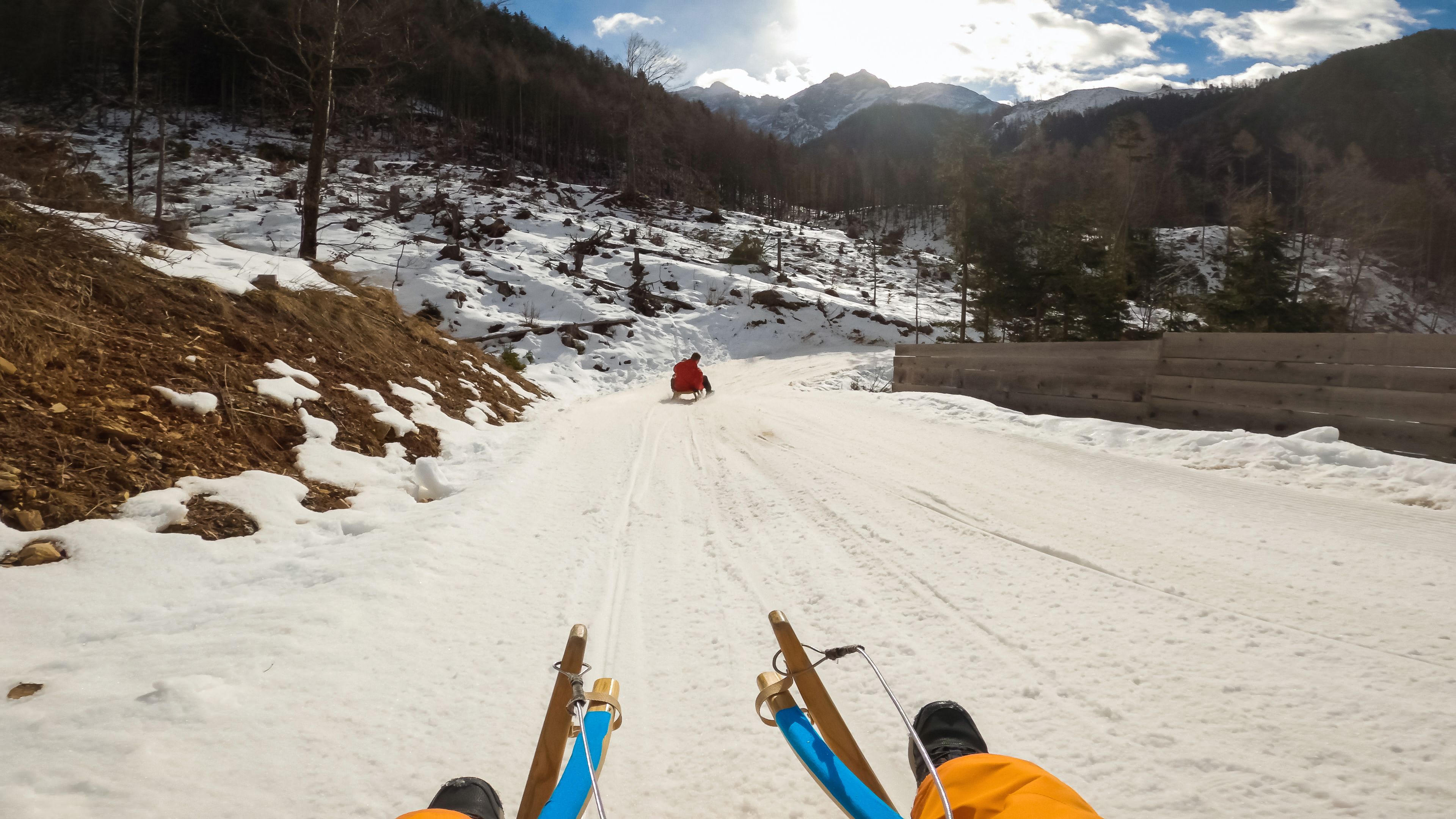 Eine junge Frau krachte in eine hölzerne Bahnbegrenzung und wurde dann auch noch von einem alkoholisierten Urlauber erfasst. Symbolbild. 