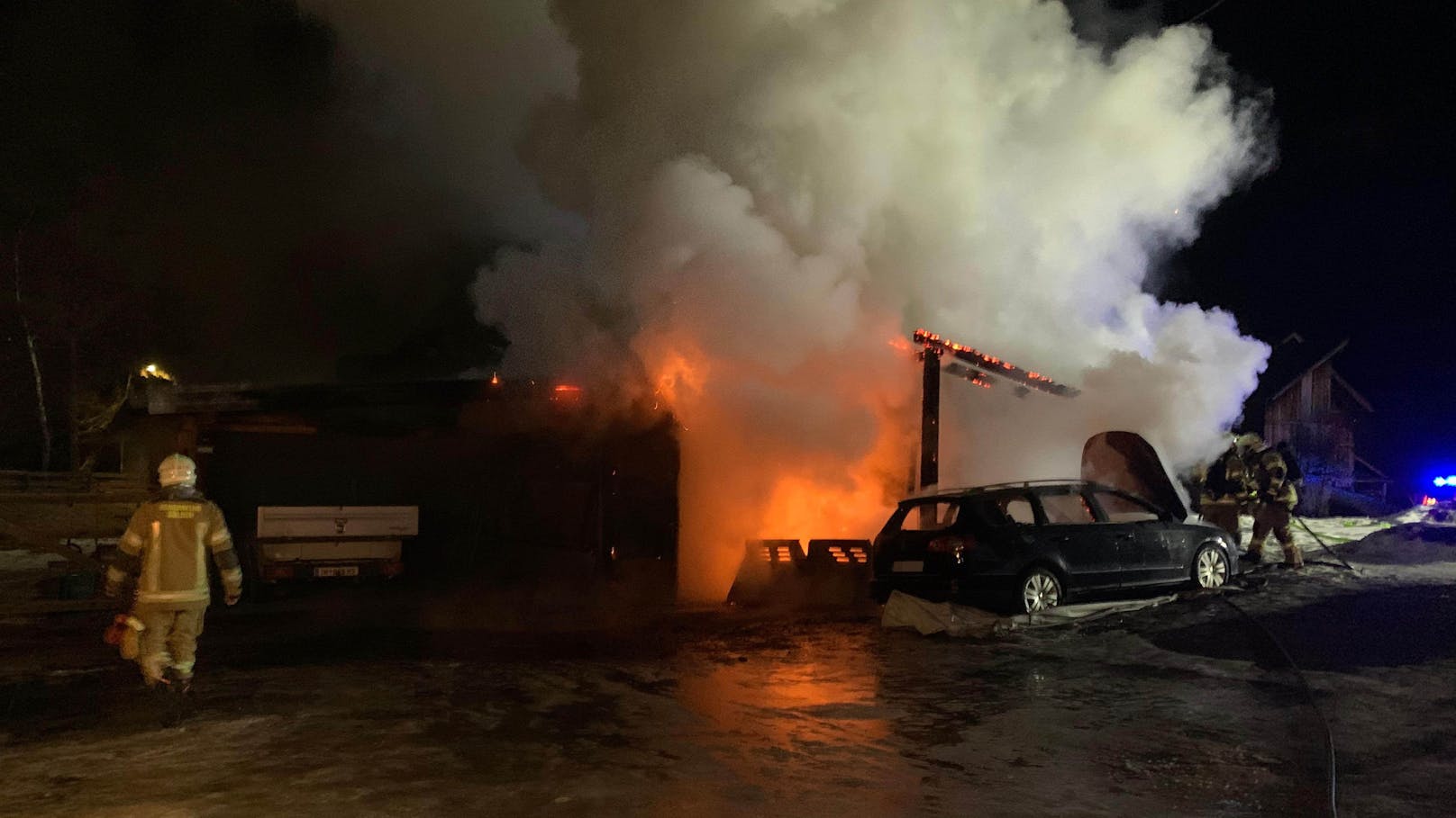 Seitens der Leitstelle Tirol wurde vorab der Brand eines Stalls gemeldet.