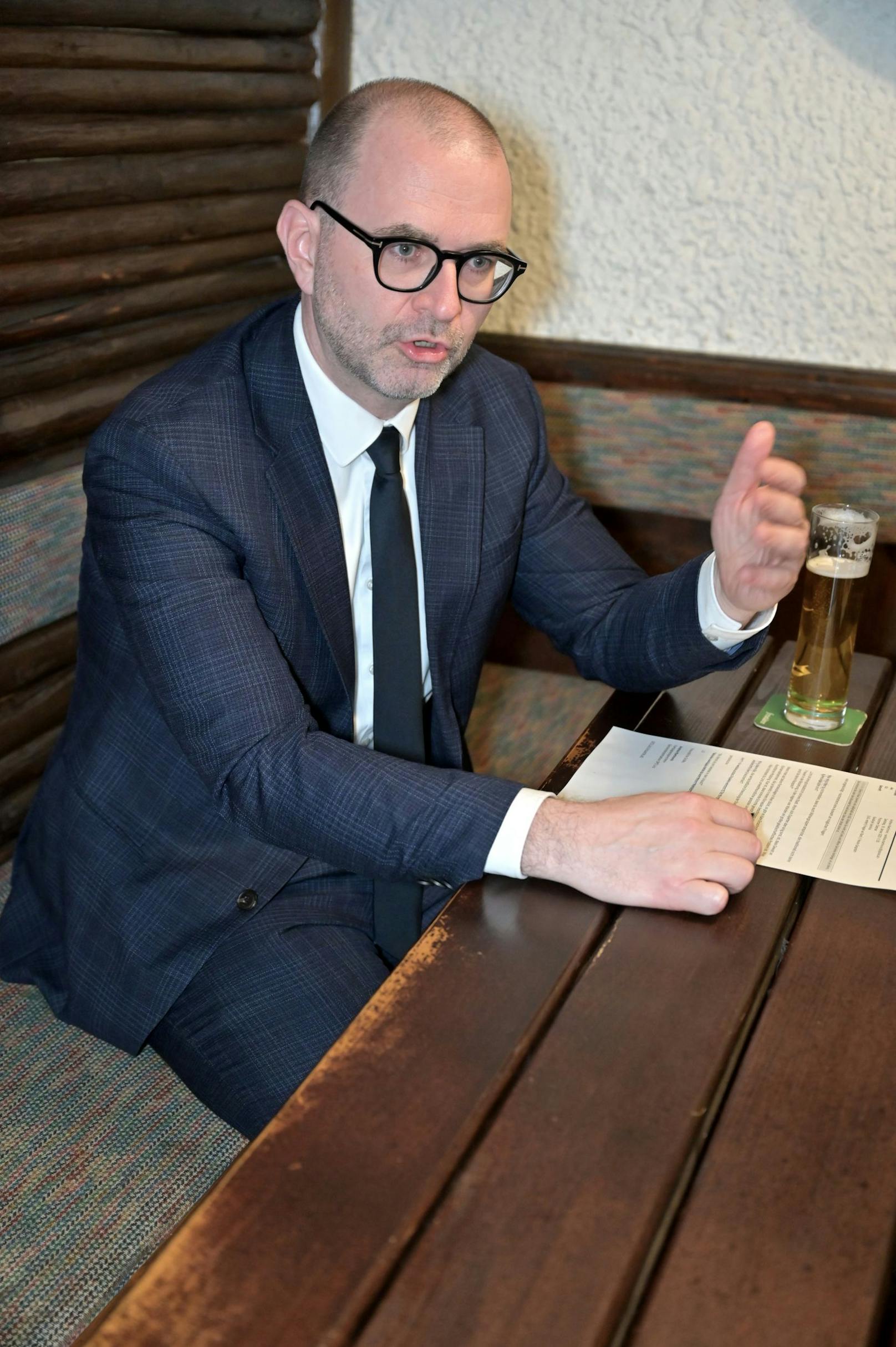 SPÖ-Kandidat Dietmar Prammer und Michael Raml von der FPÖ beim Linzer Heurigen. 